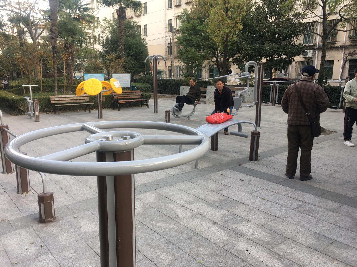 凌八居委健身點1