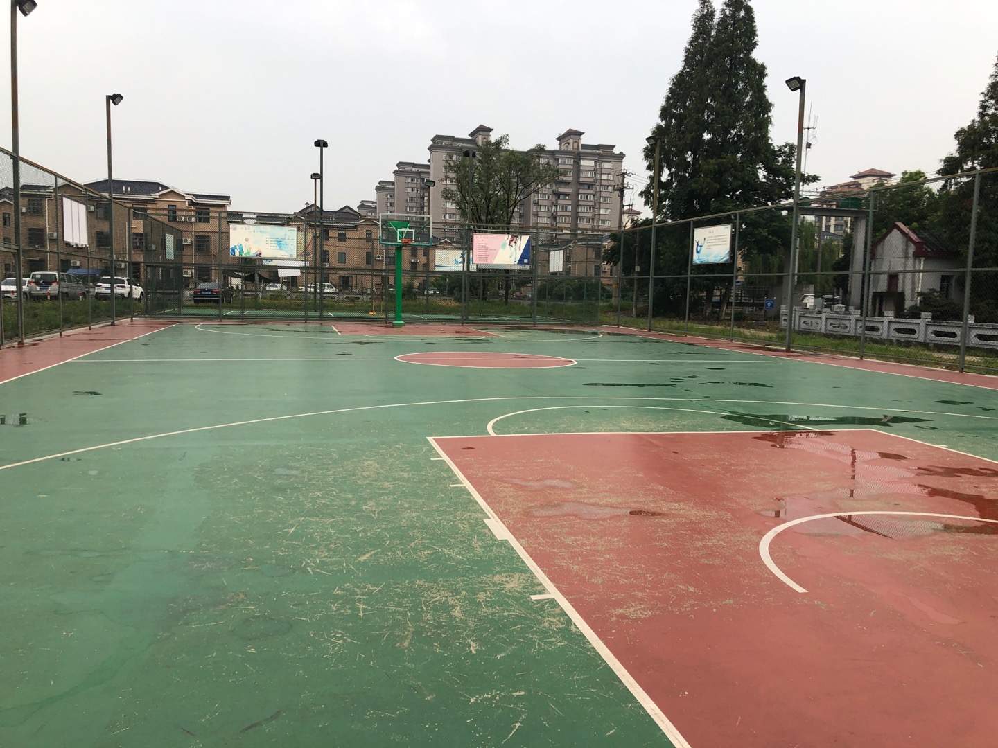 徐涇鎮(zhèn)振新佳苑市民公共運(yùn)動(dòng)場(chǎng)