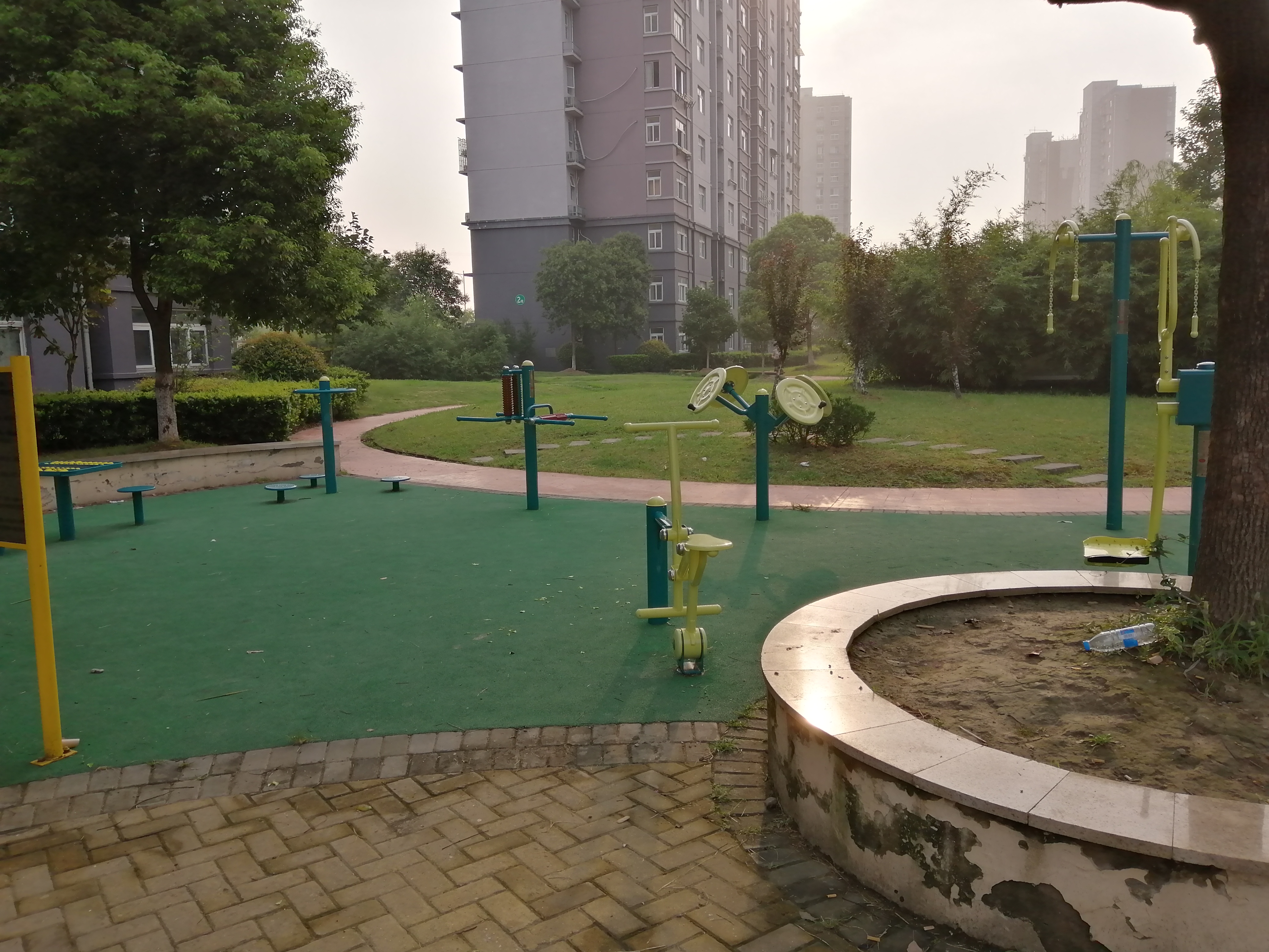 華中苑A區(qū)健身苑苑點