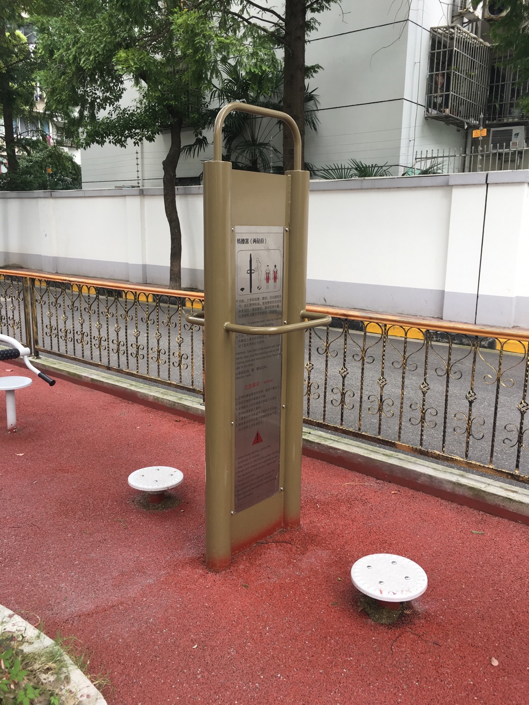 雙立柱扭腰器 雙立柱扭腰器