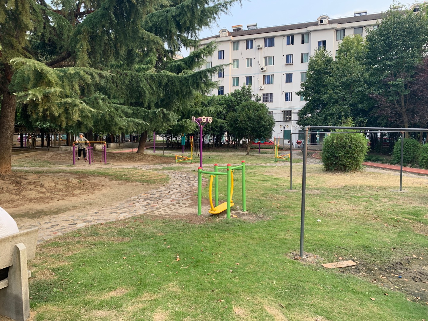 藍天二村社區(qū)廣場健身點