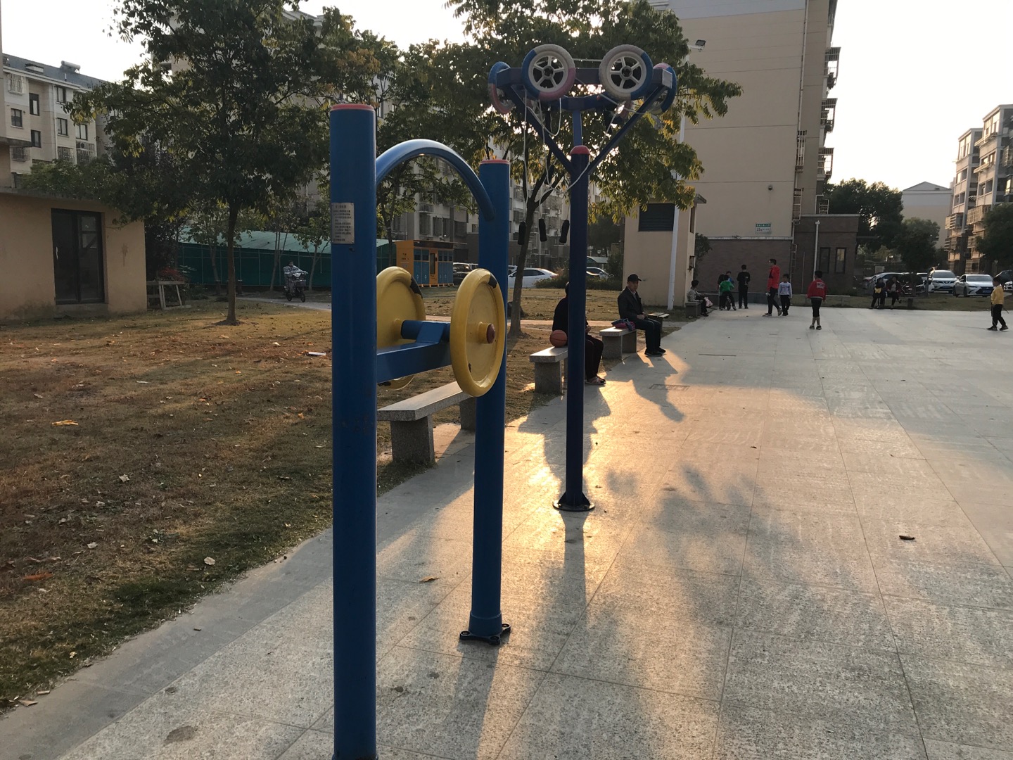 航城一居航城三路675弄81號盛世聯(lián)奕苑健身路徑（北）