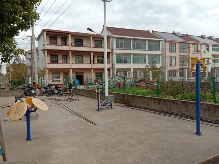 果園村5組412號(hào)健身路徑