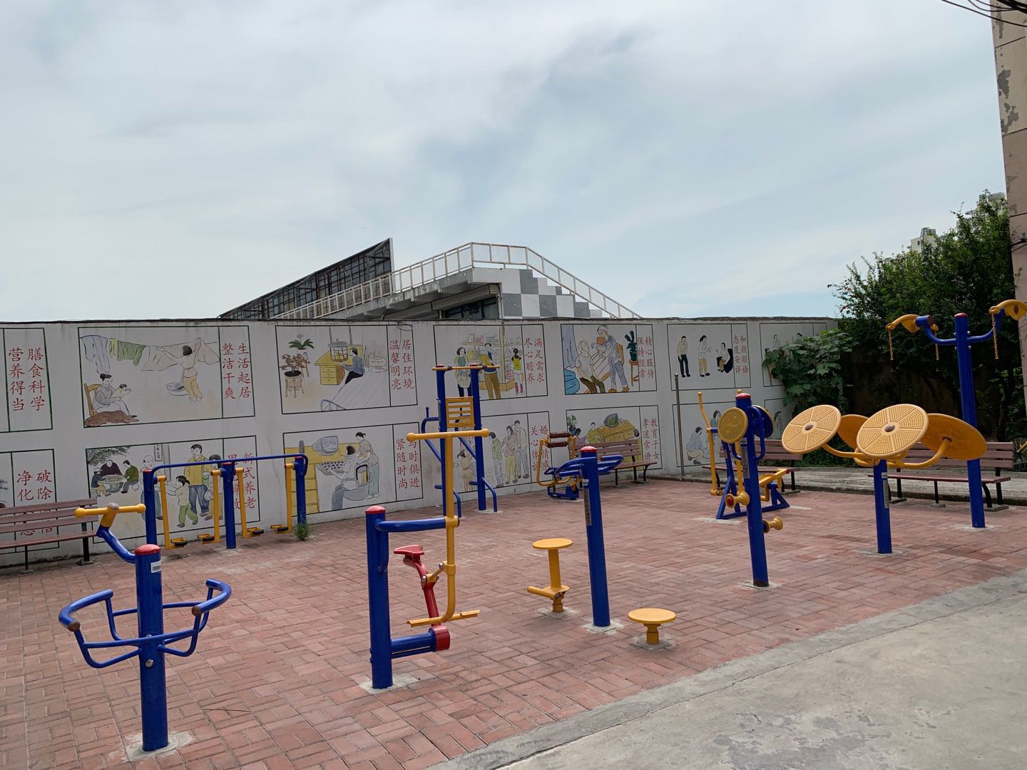 張華浜居委長江路68號健身點(diǎn)