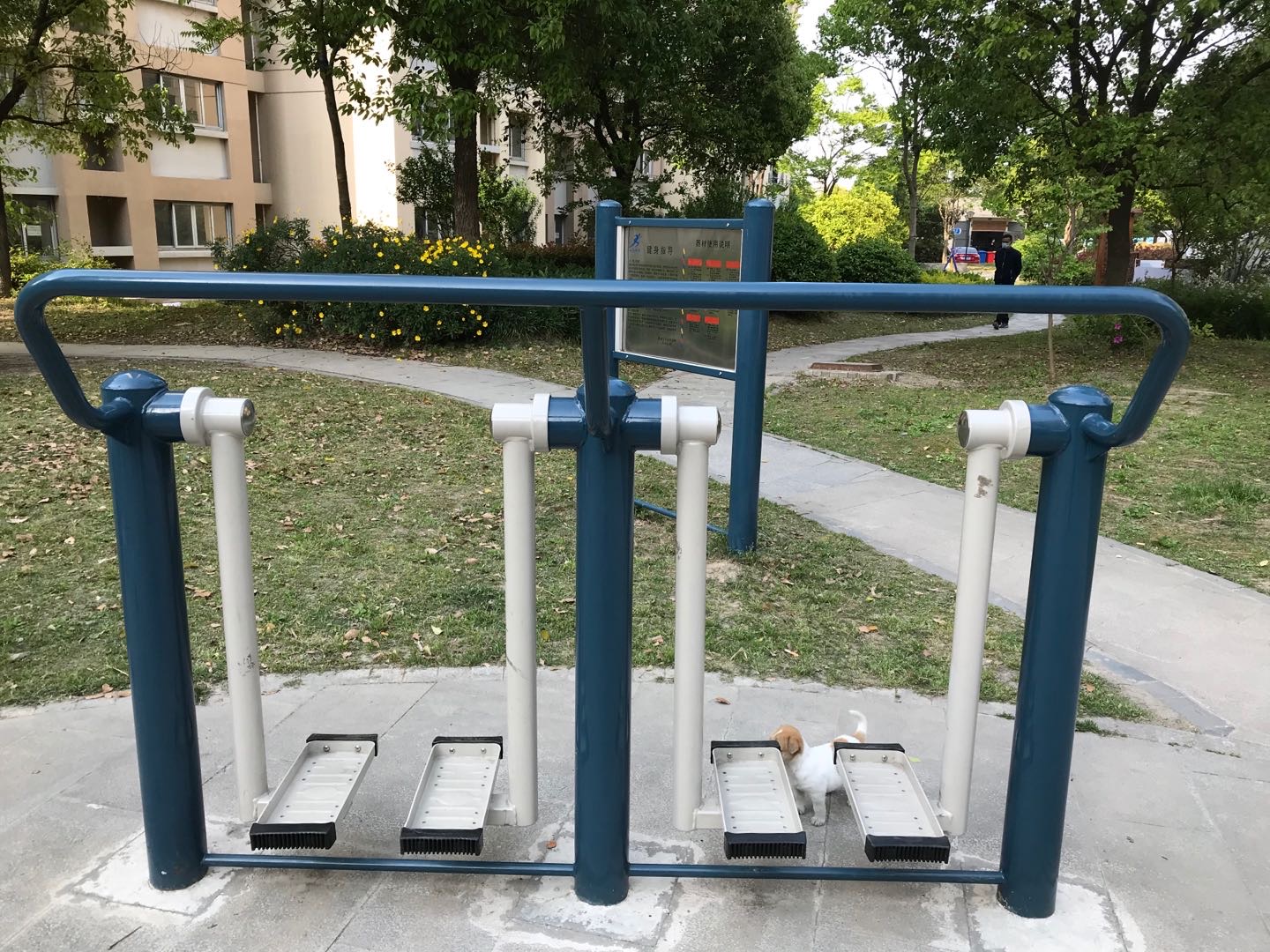 二位太空漫步機(jī)