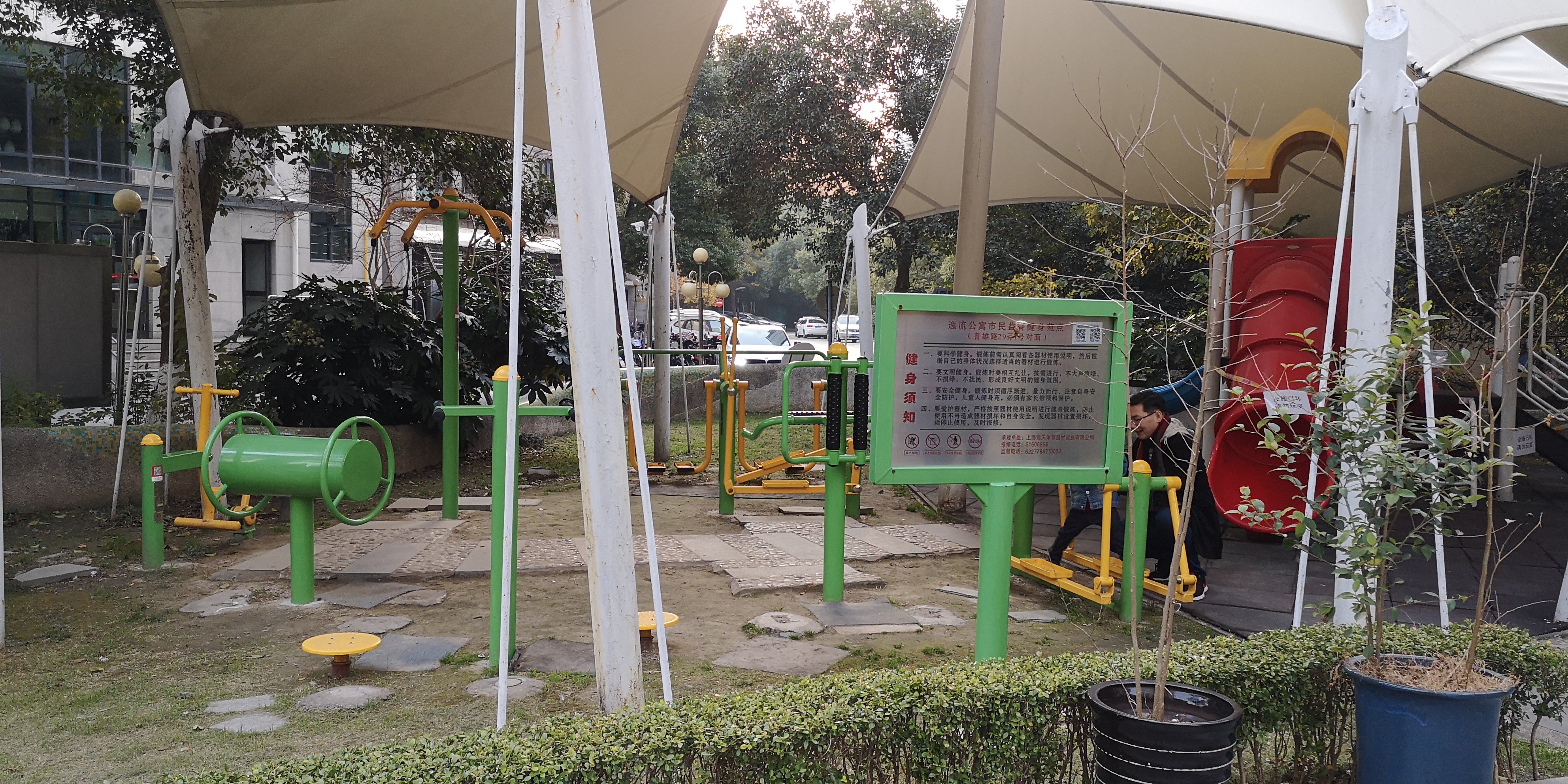 逸流公寓市民益智健身苑點(diǎn)（1號(hào)門前）