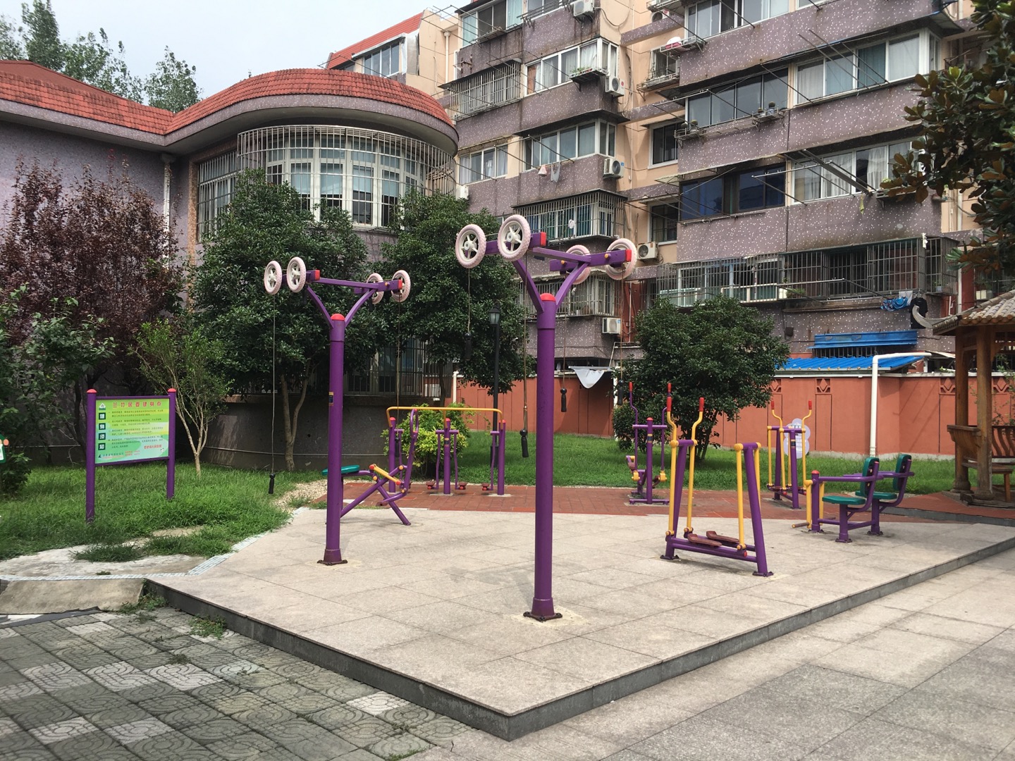 蘭竹居委龍柏四村三小區(qū)健身苑點