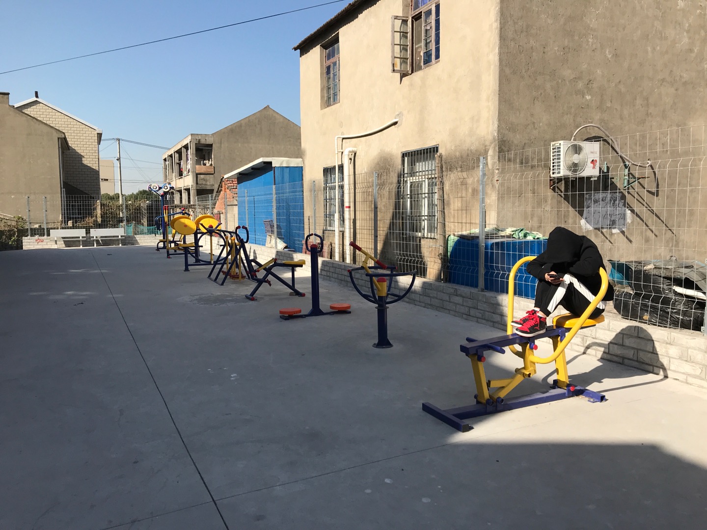 濱一居委2組朱家宅45號北休閑廣場健身路徑