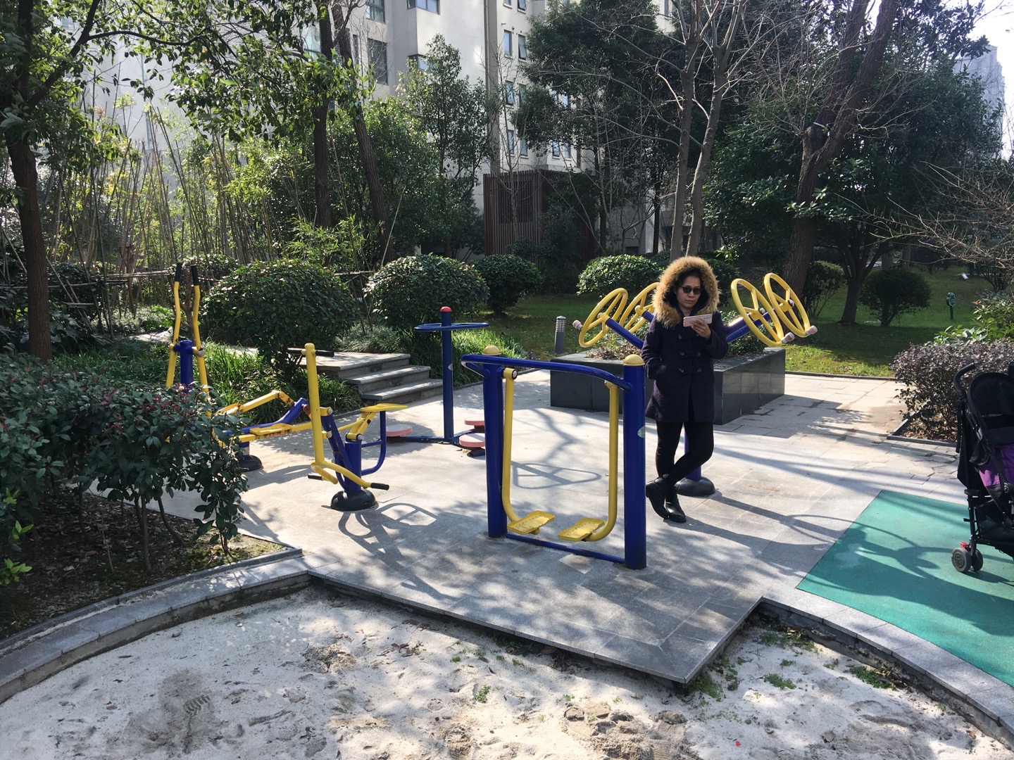 中信泰富錦苑13號樓門口市民健身點(diǎn)