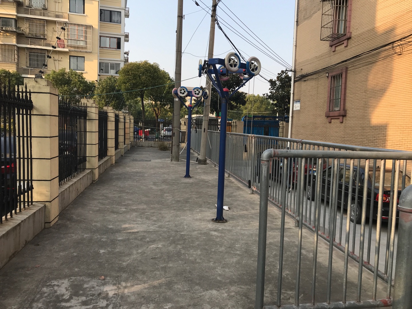 施鎮(zhèn)居委川南奉公路3424弄1號(hào)西面健身路徑