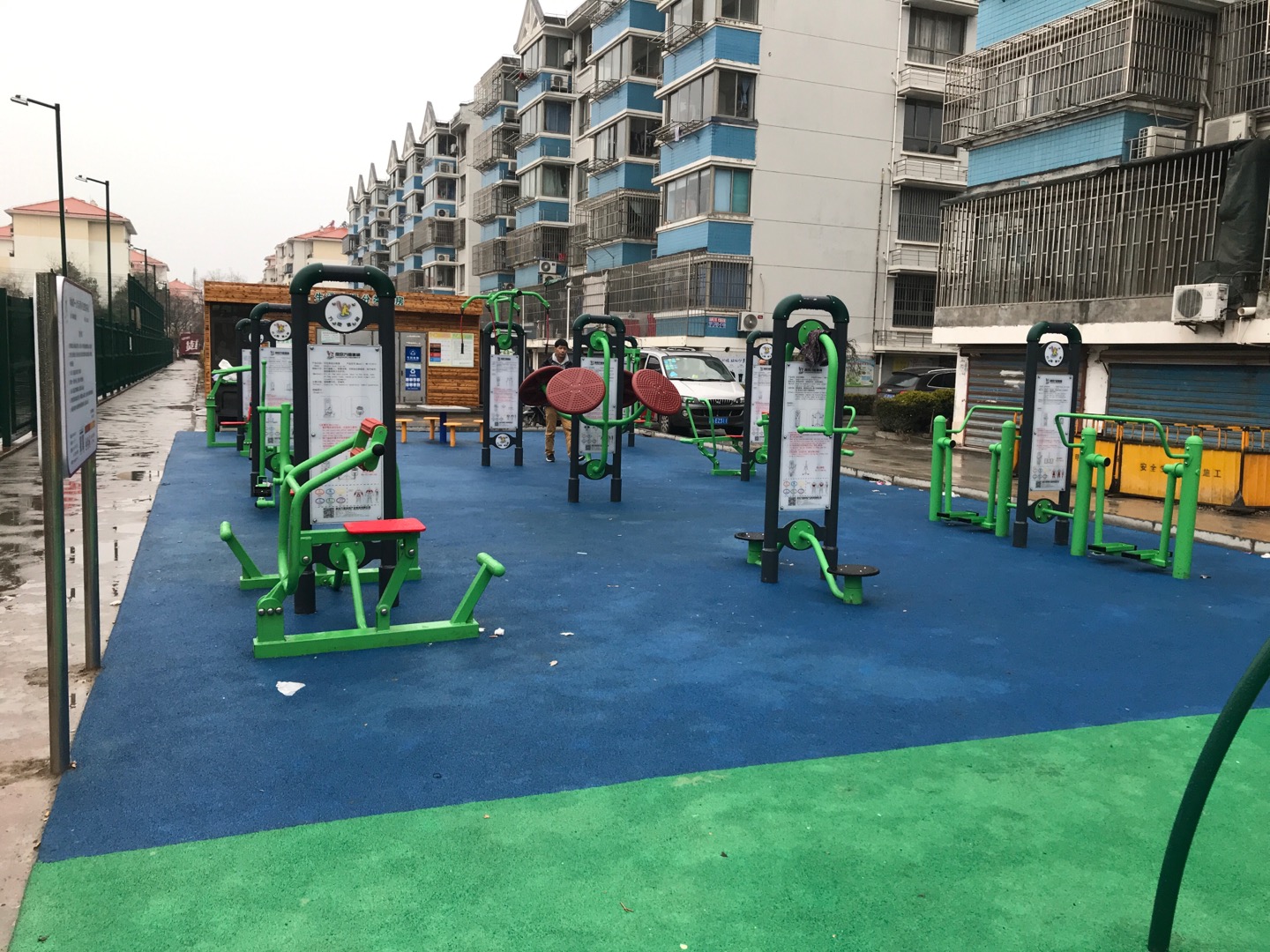 奉城鎮(zhèn)第一公共運(yùn)動(dòng)場(chǎng)市民益智健身苑點(diǎn)