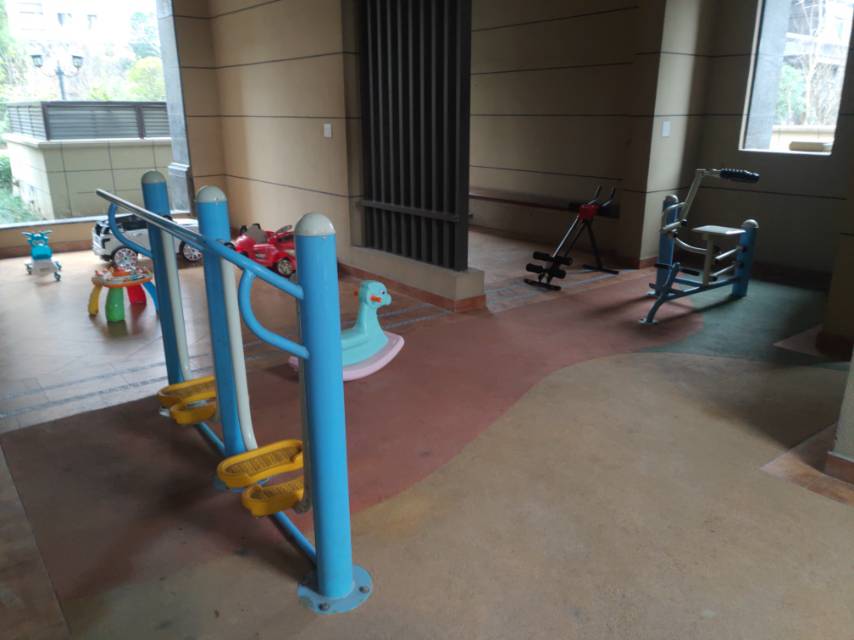 東方御府小區(qū)10號(hào)樓架空層市民健身點(diǎn)