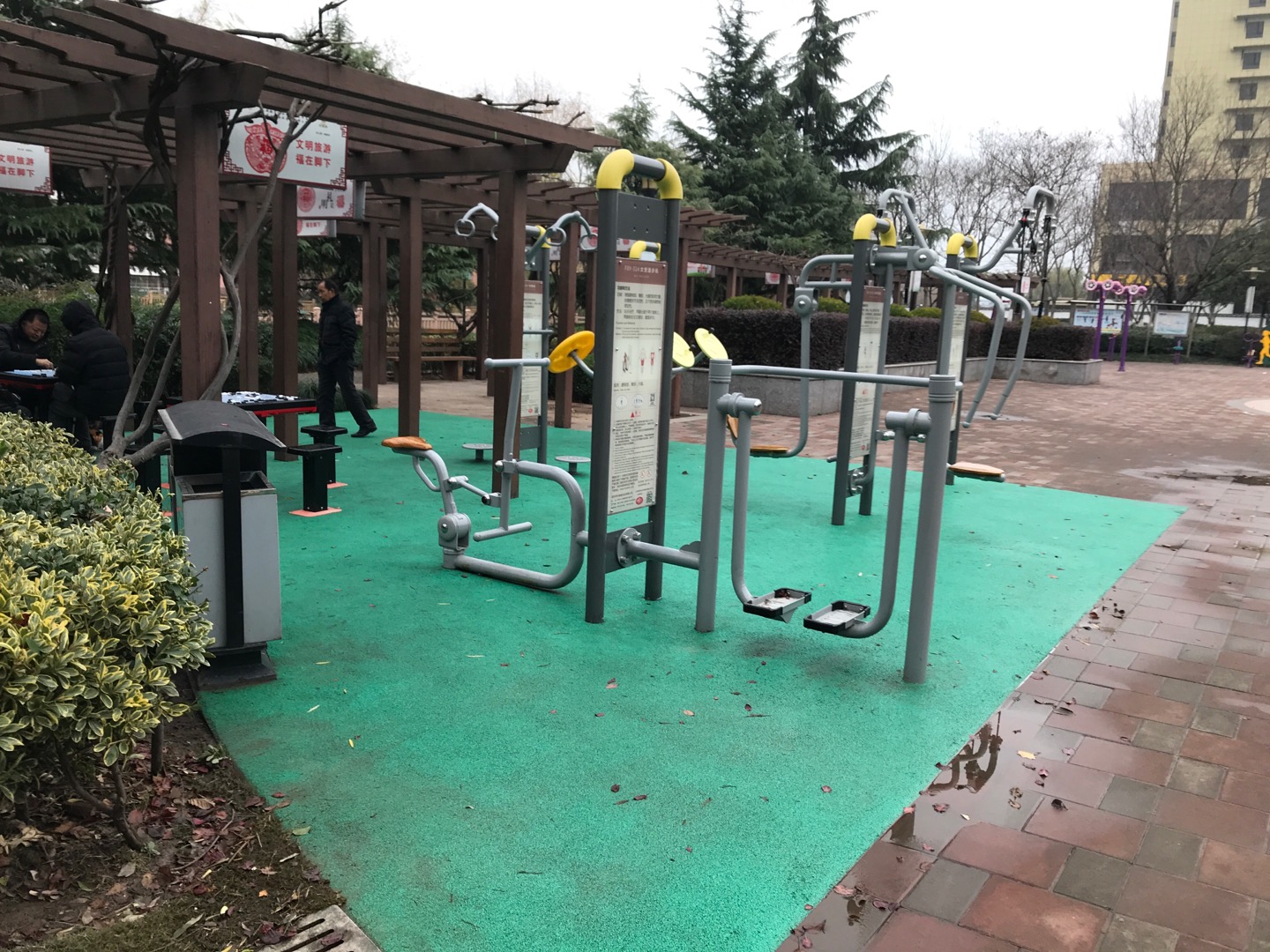 瞿門路休閑廣場健身點