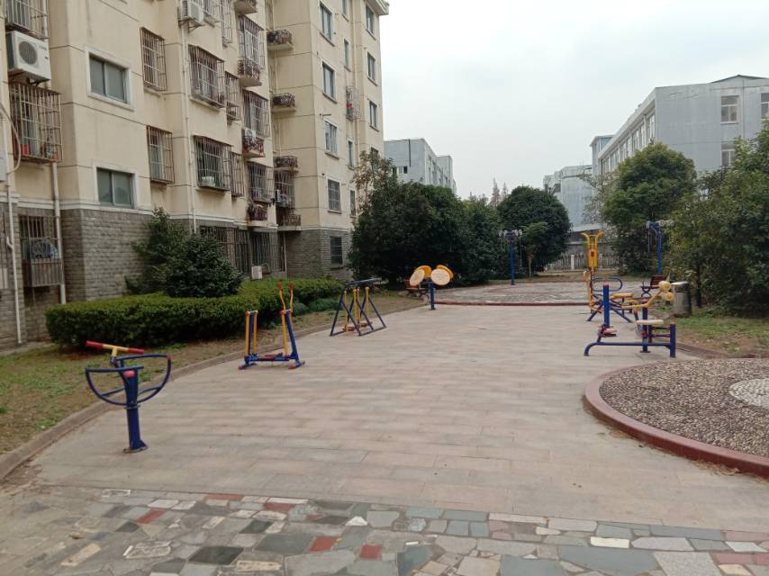 百欣苑居委東亭路836路15幢-18幢間健身路徑