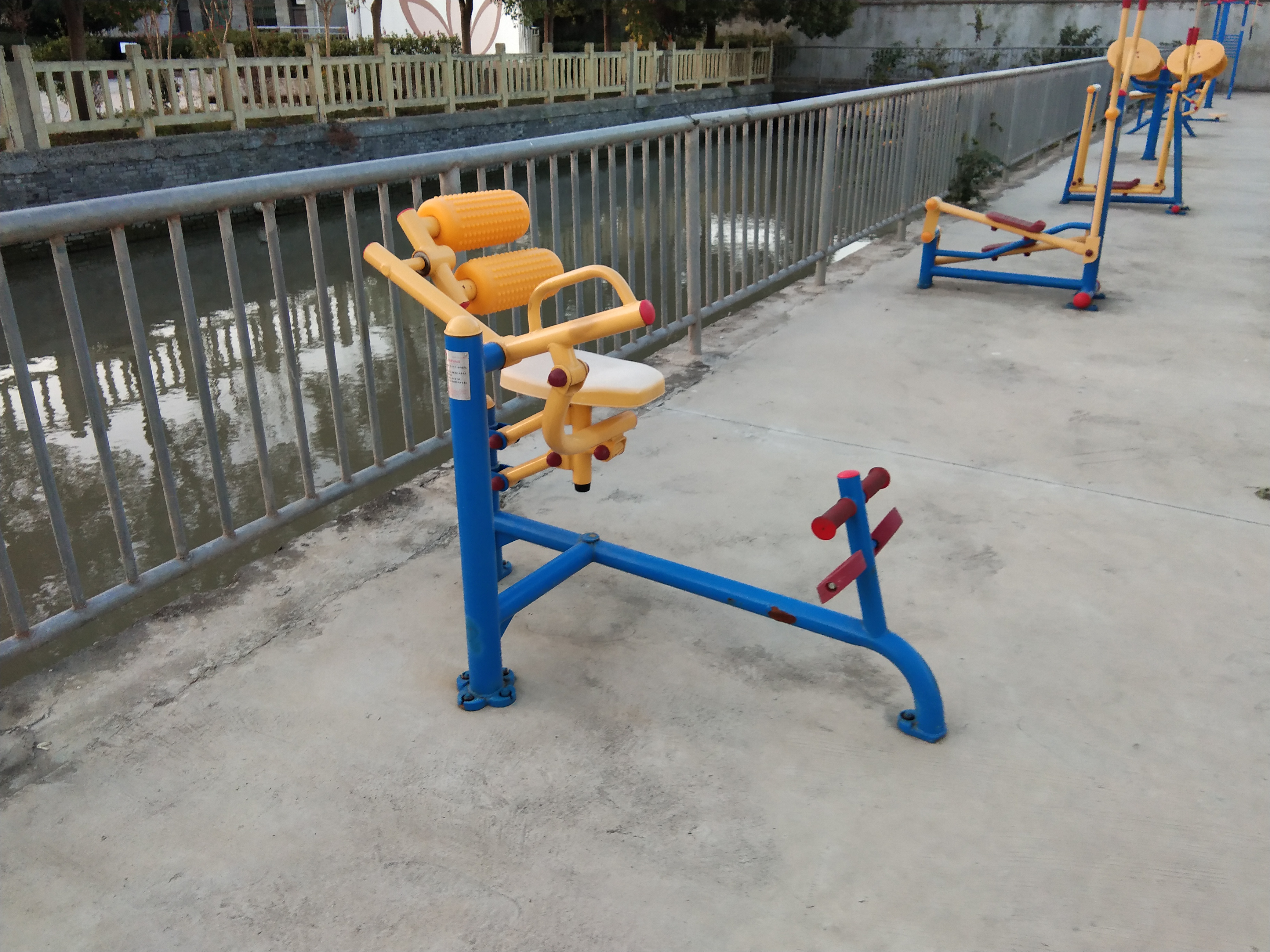 自重腹背鍛煉器