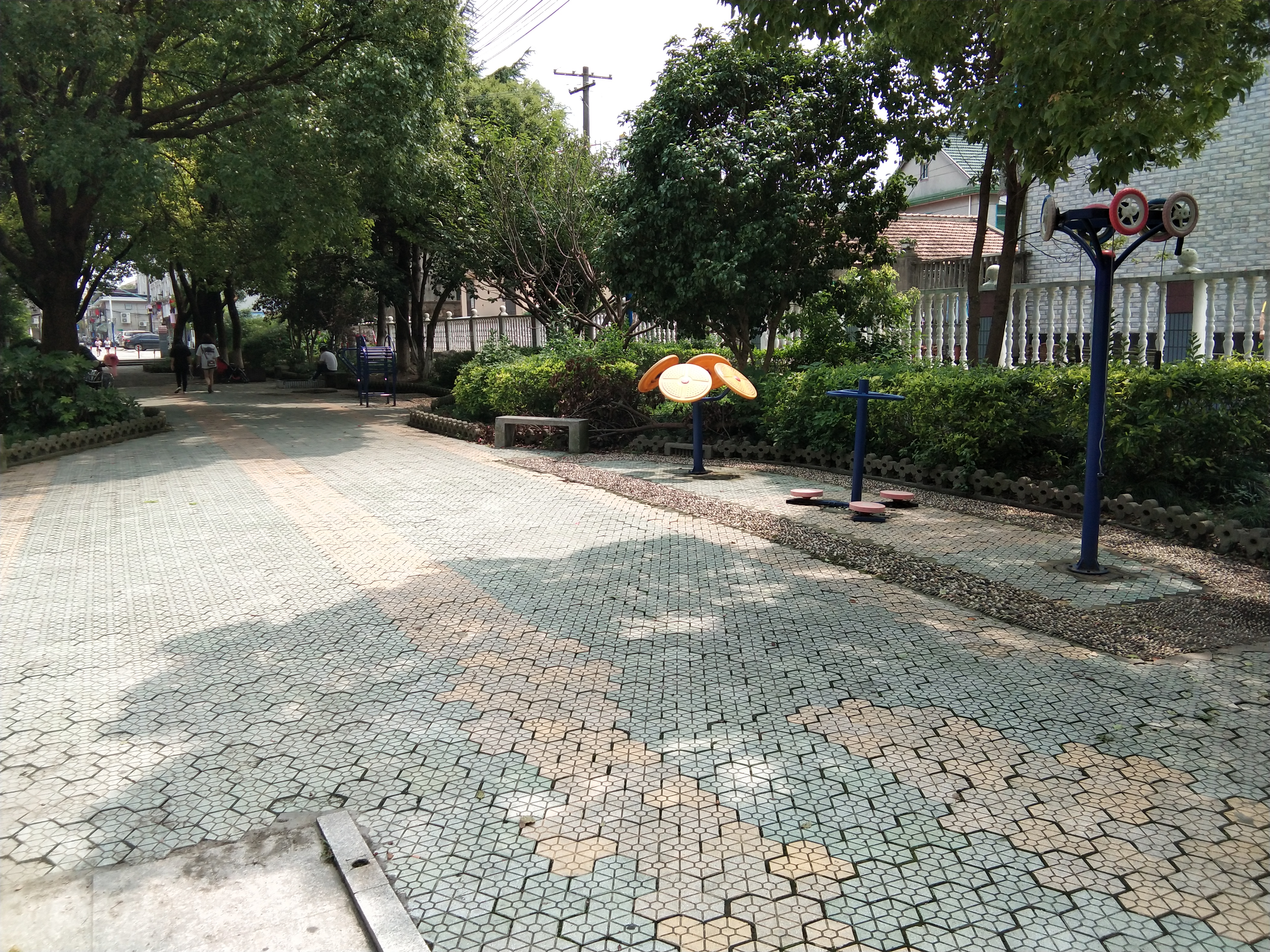 奉城鎮(zhèn)頭橋五華小區(qū)市民益智健身苑點