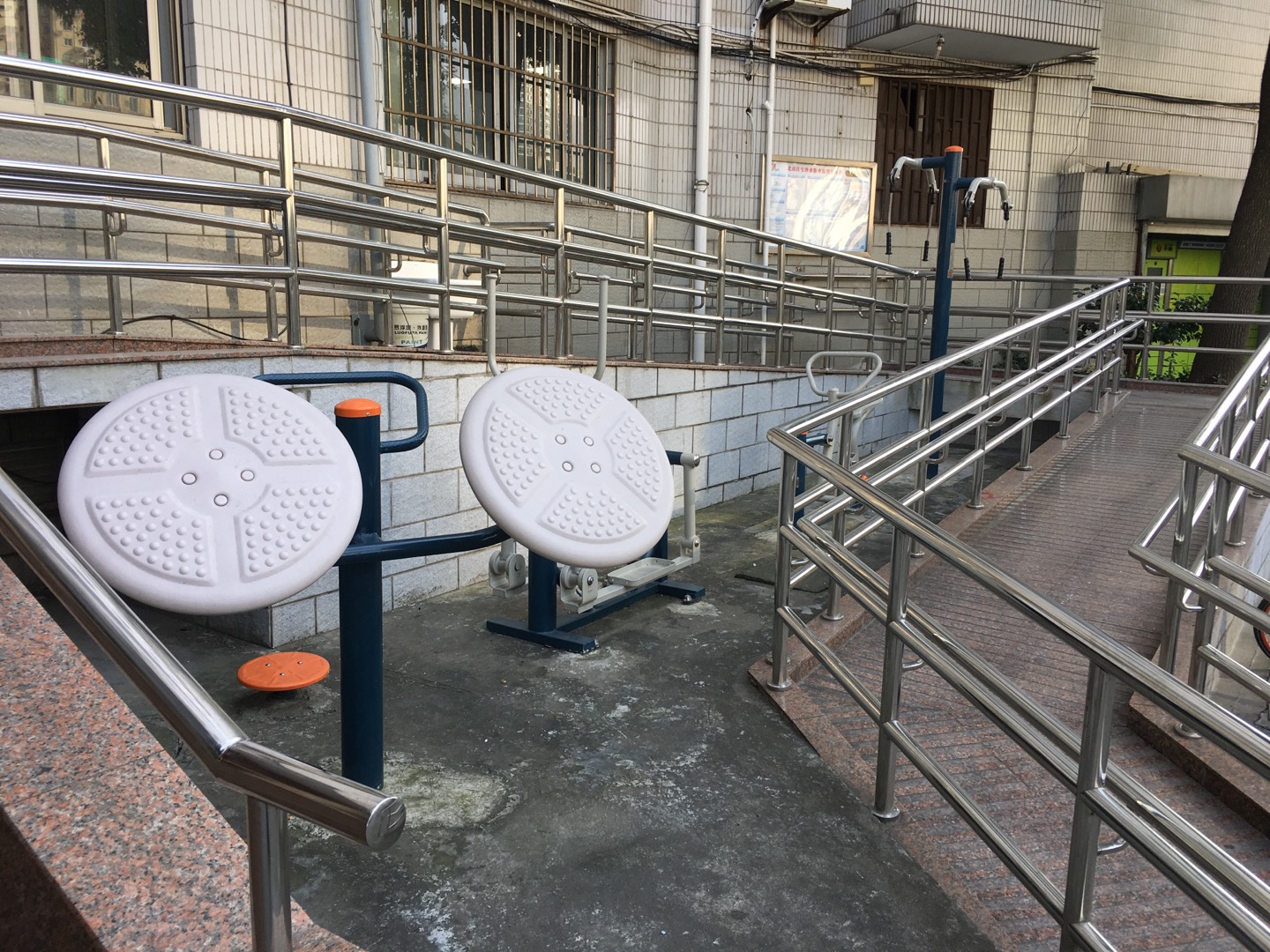 靜安區(qū)北站街道海昌居委健身點(diǎn)（ 曲阜西路268號(hào)）