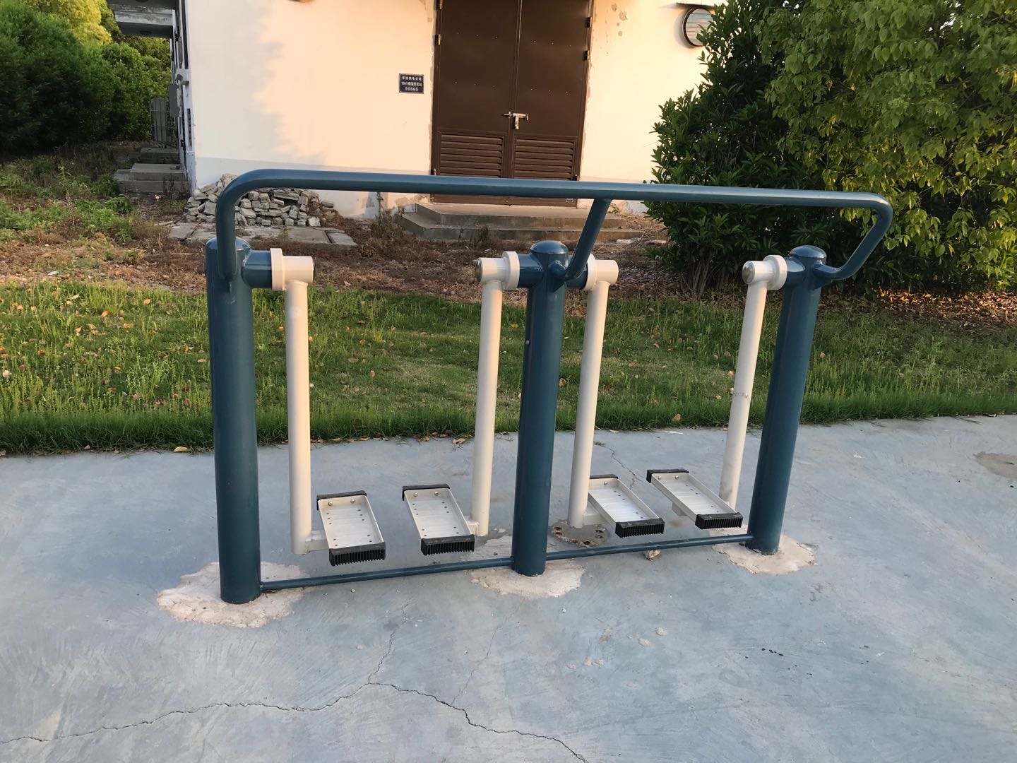 二位太空漫步機(jī)