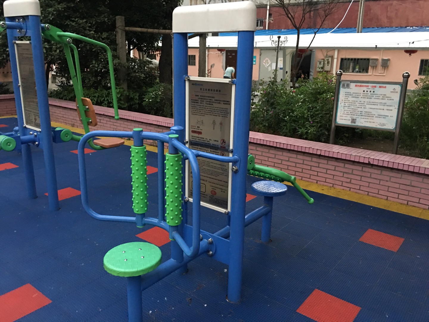 雙立柱腰背按摩器 雙立柱腰背按摩器