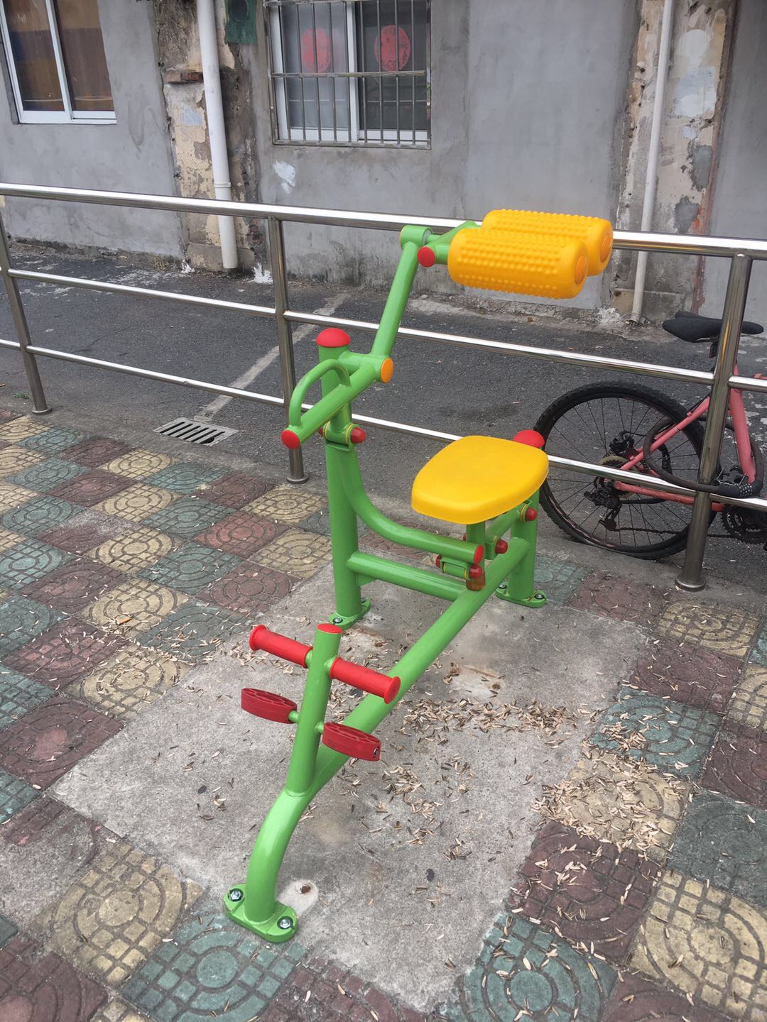 自重腹背鍛煉器