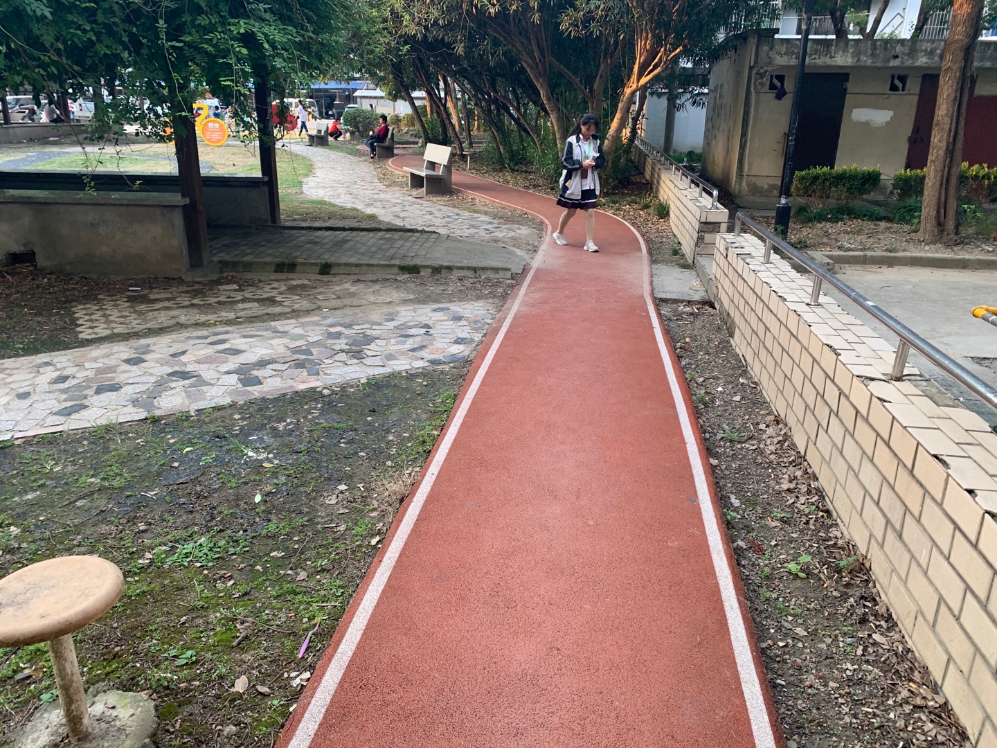 藍(lán)天二村百姓健身步道