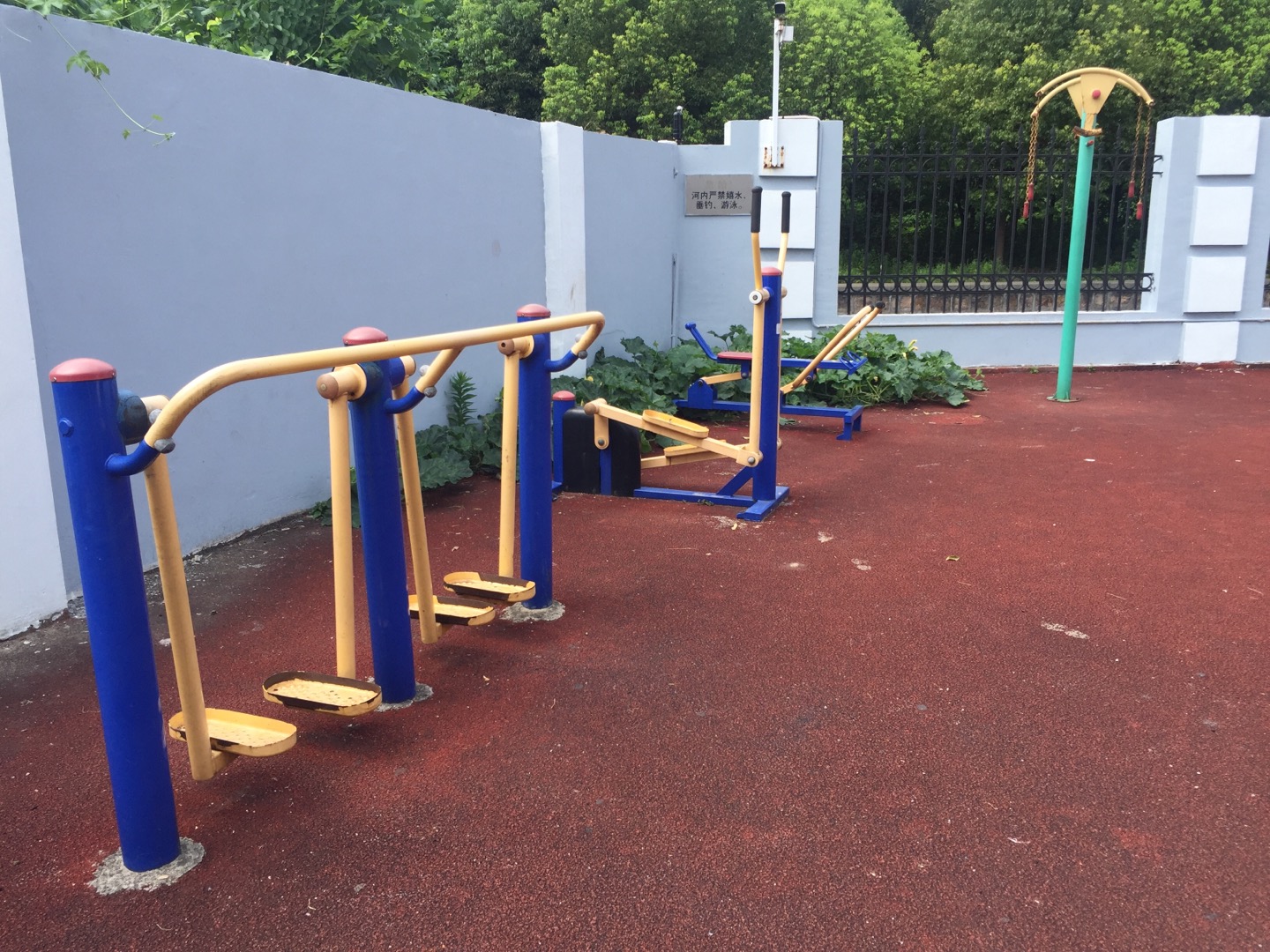 瀏翔花苑三號(hào)門健身點(diǎn)