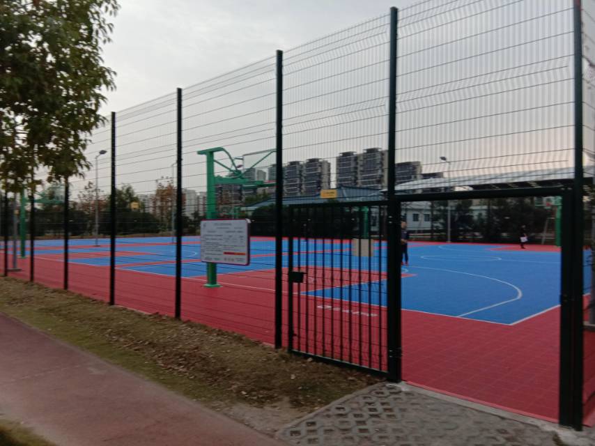 濱河公園籃球場