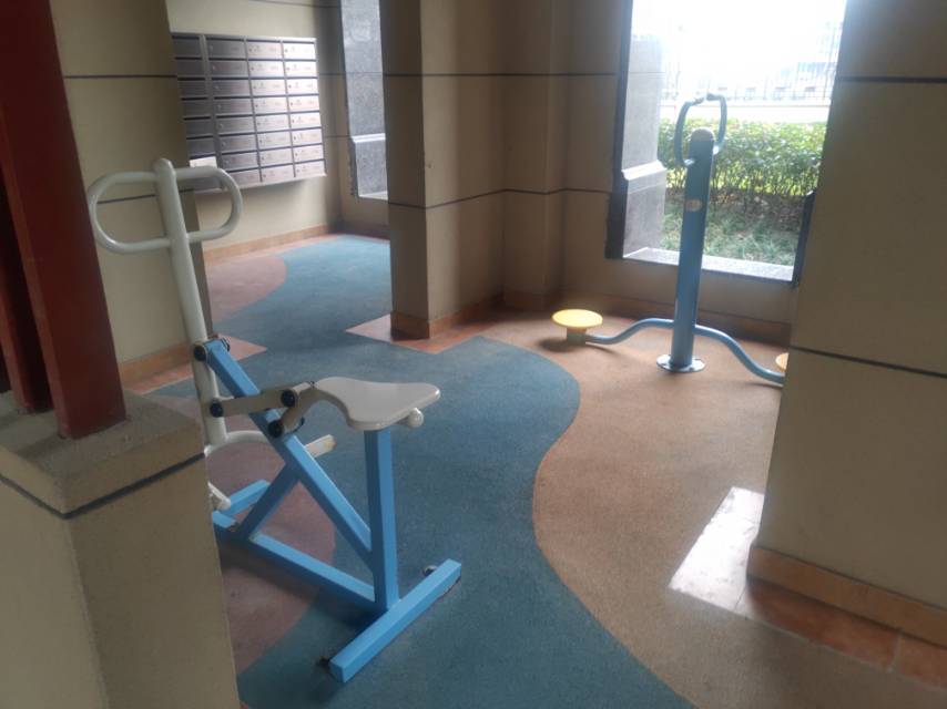 東方御府小區(qū)11號樓架空層市民健身點