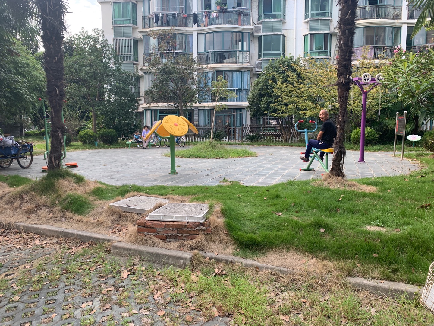 世紀新城南邊健身點