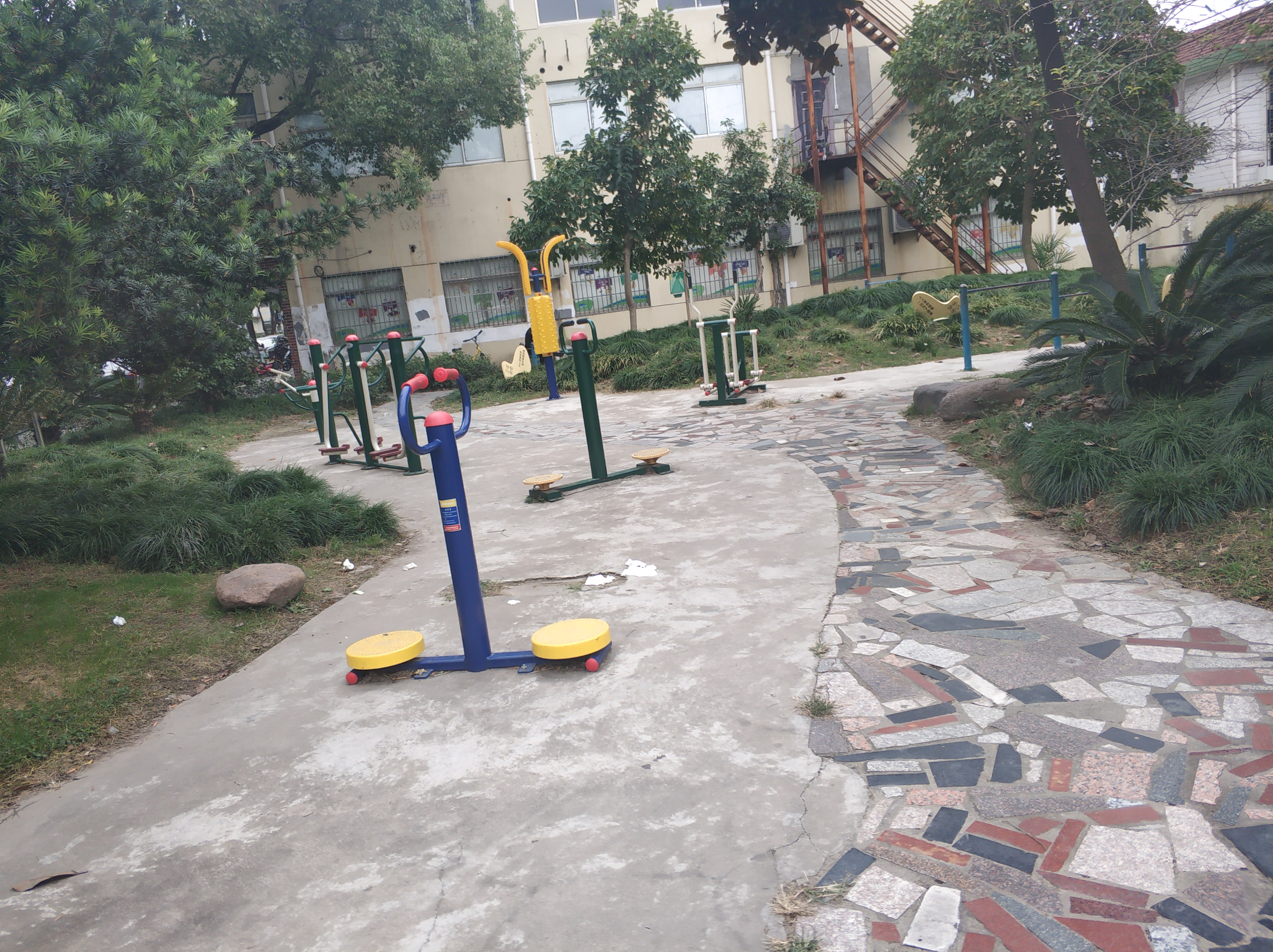 世強(qiáng)健身點(diǎn)（小區(qū)外面）