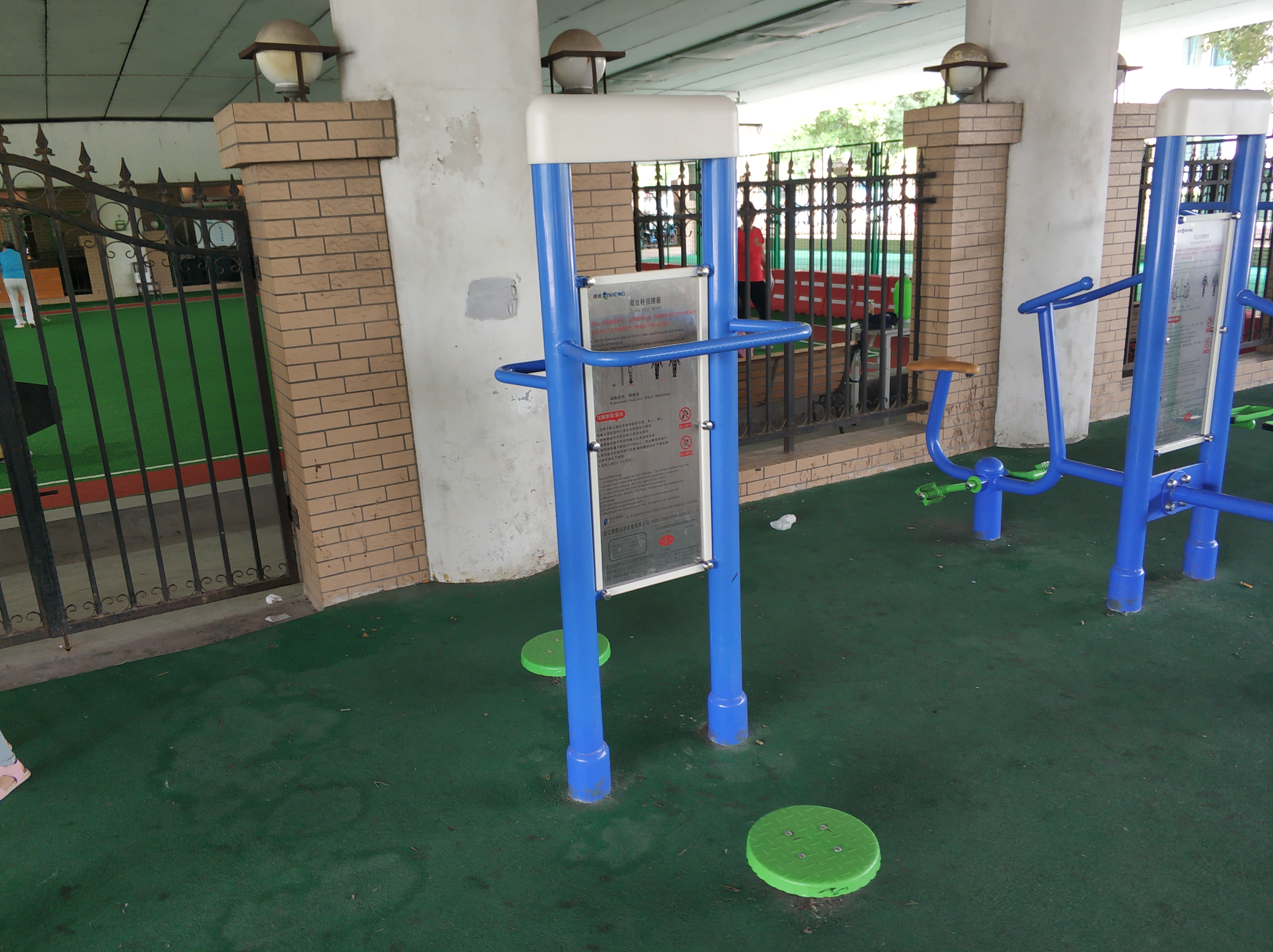 雙立柱扭腰器 雙立柱扭腰器