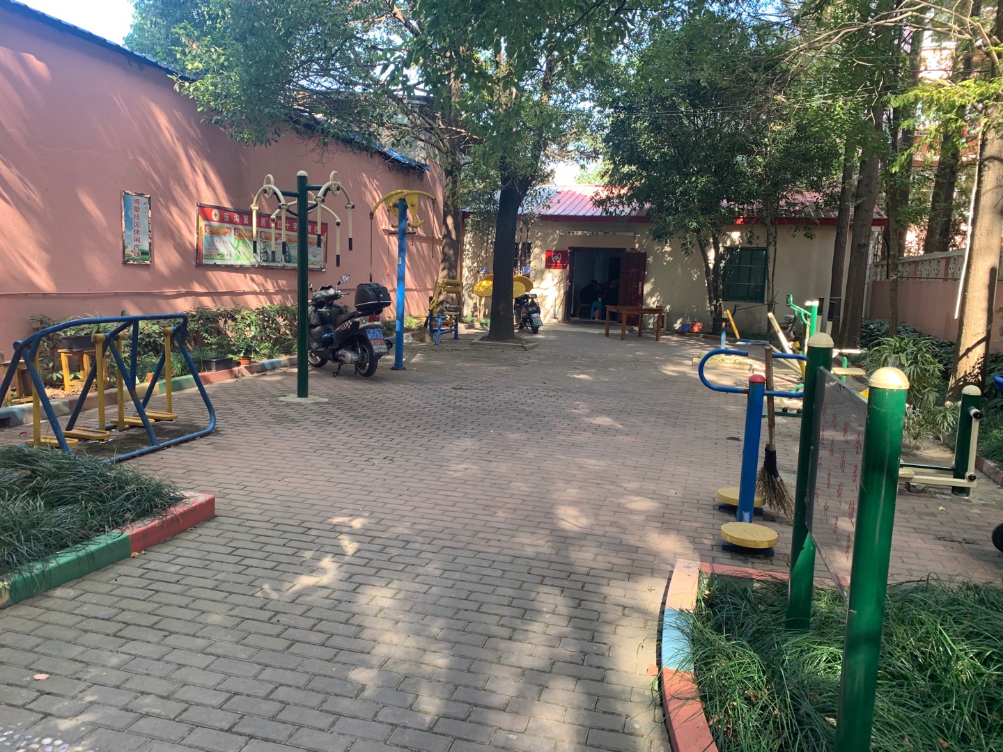 高行鎮(zhèn)東溝一居健身苑點(diǎn)3