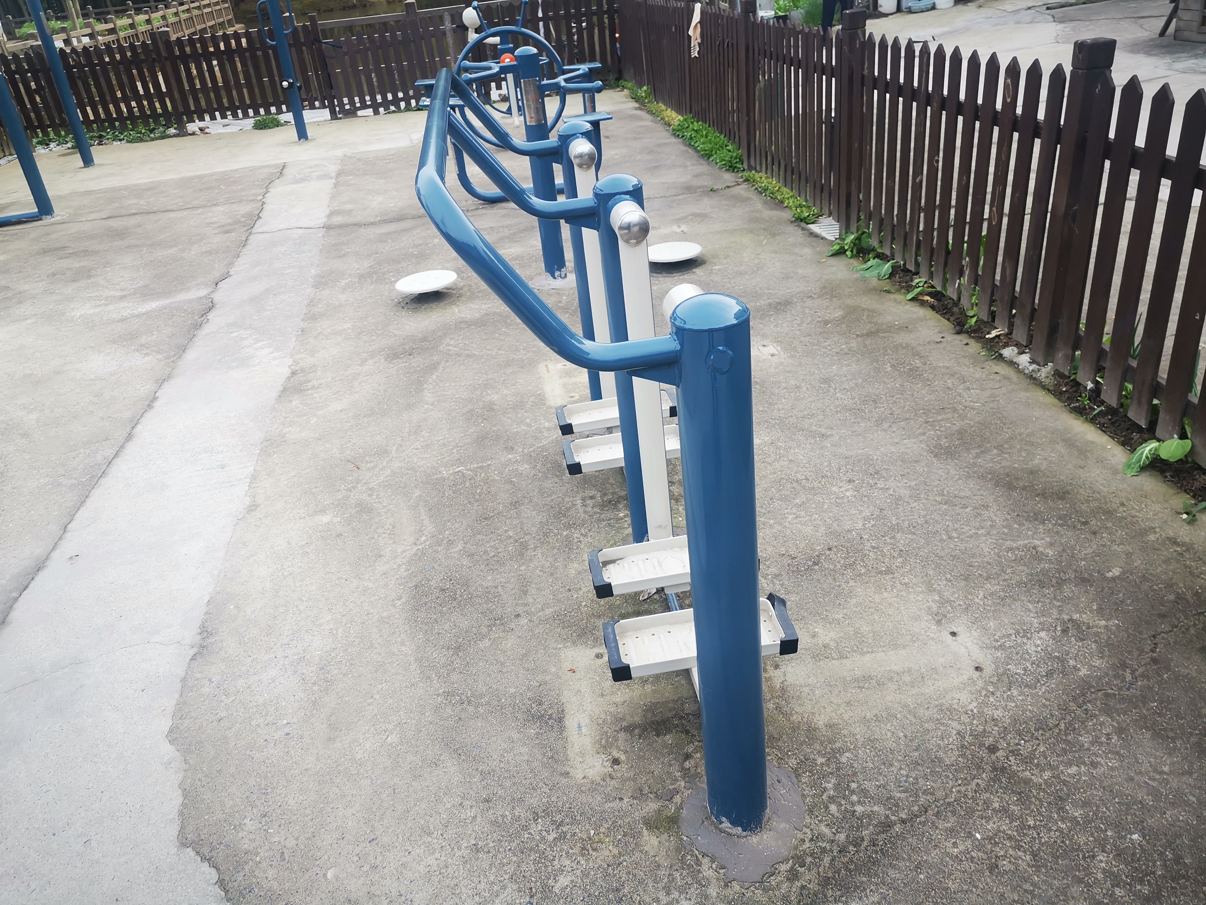 二位太空漫步機(jī)