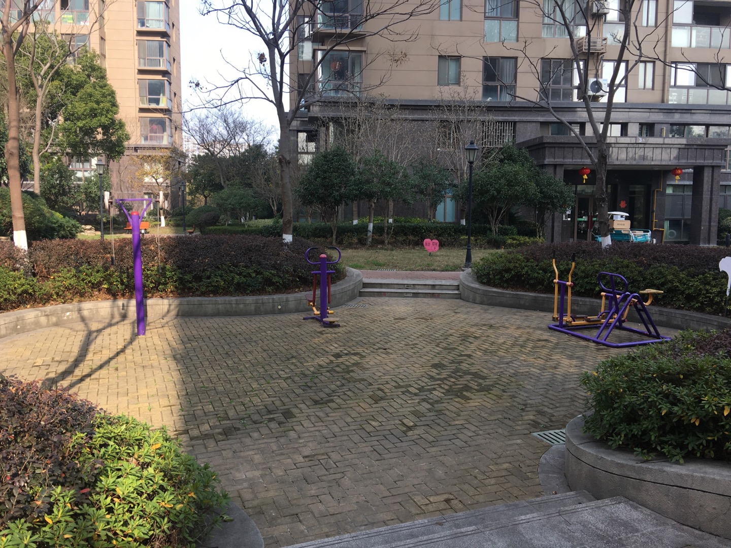 常發(fā)豪庭小區(qū)3號(hào)樓南側(cè)老年康樂(lè)設(shè)施市民健身點(diǎn)