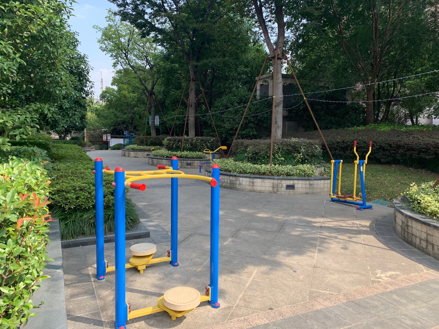 同濟(jì)雅筑東側(cè)健身點