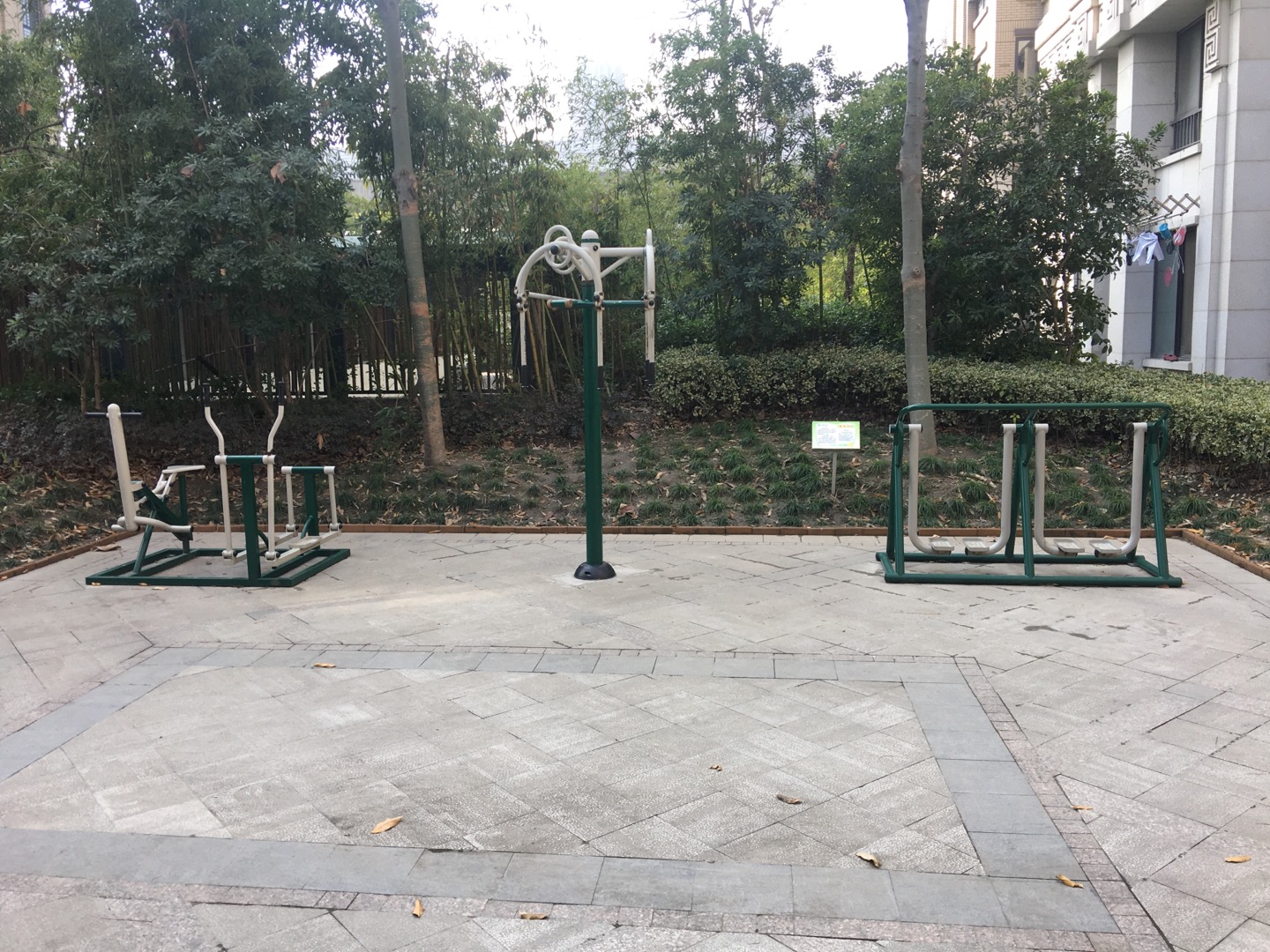 綠地頤景嘉園小區(qū)2號樓3號樓中間前側市民健身點