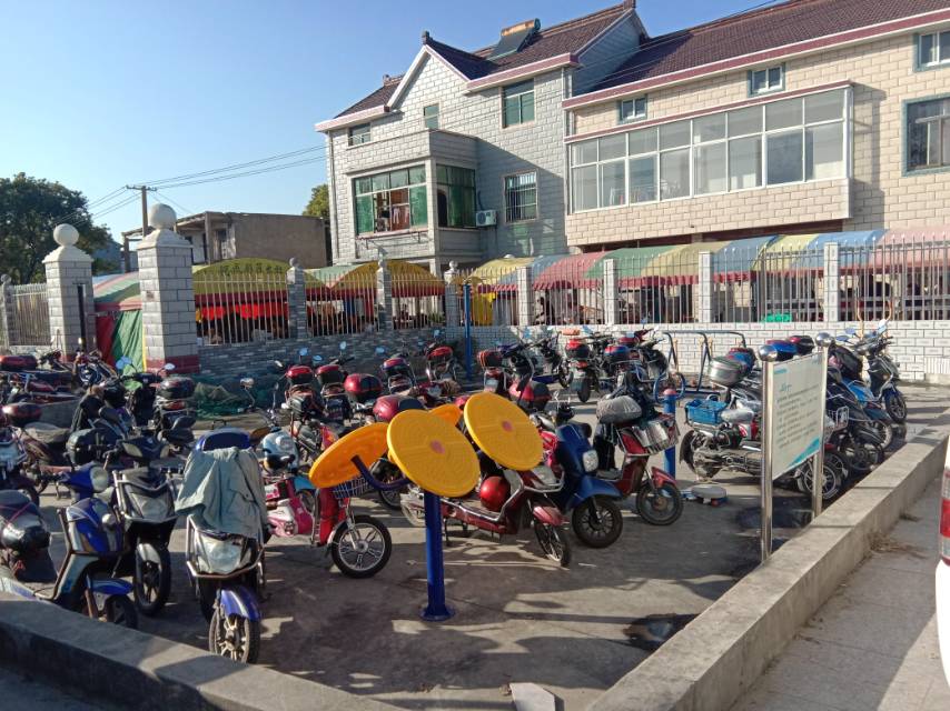 紅三村5組743號(hào)前健身路徑