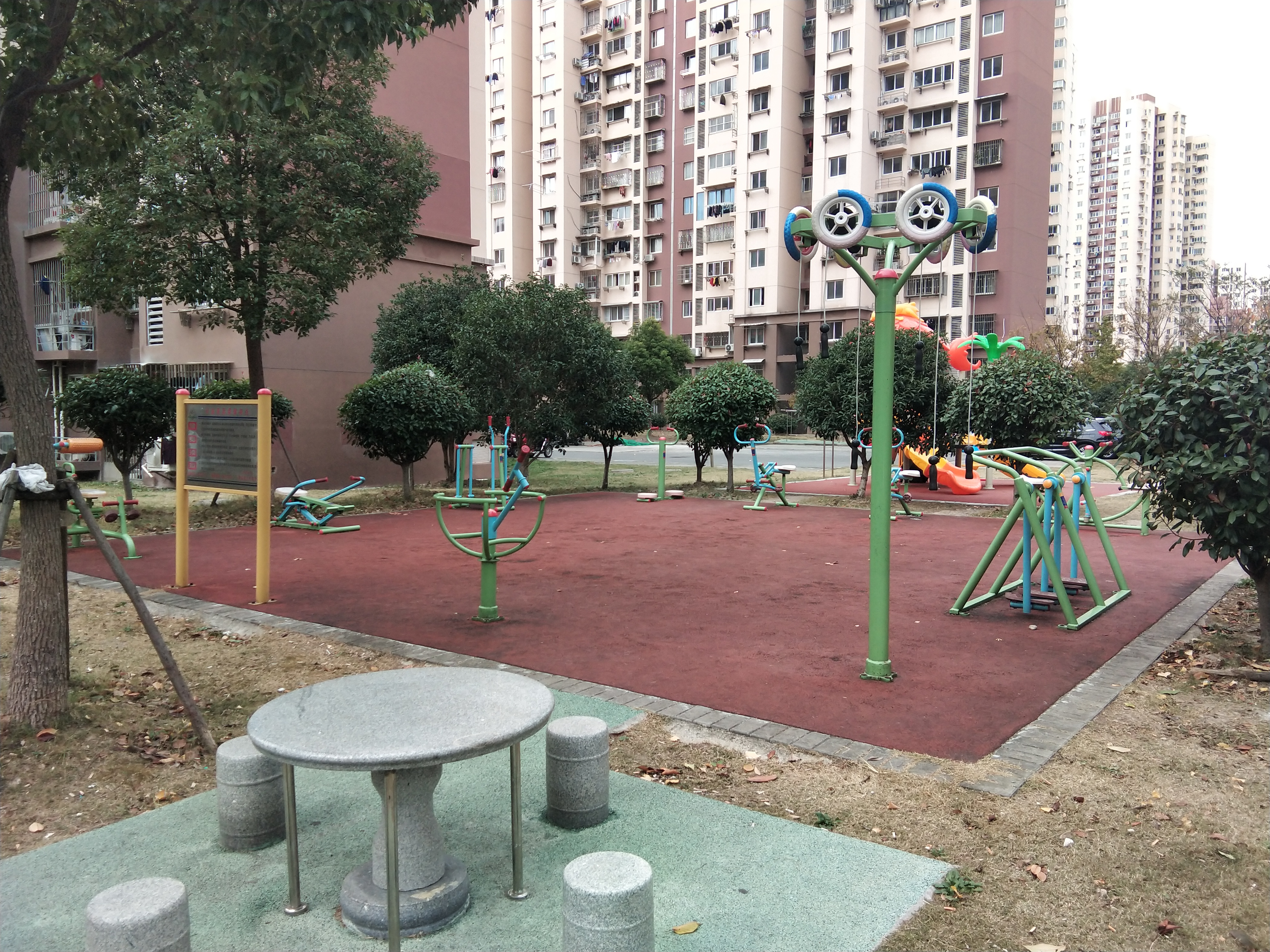 盛里居委健身點