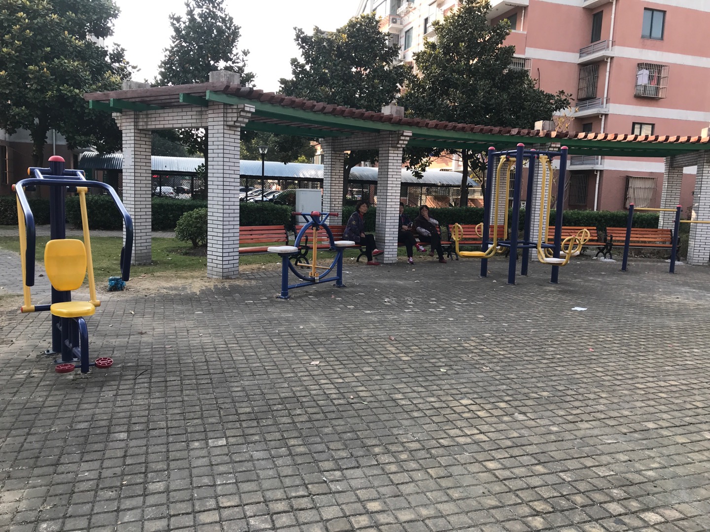 鄧鎮(zhèn)一居施鎮(zhèn)路385弄96號(hào)前健身路徑