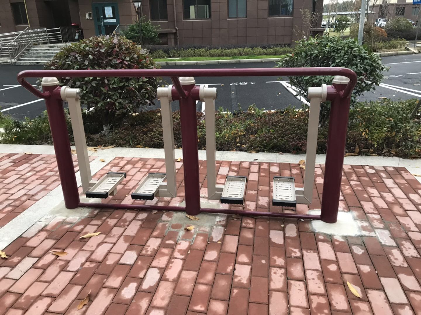 二位太空漫步機(jī)