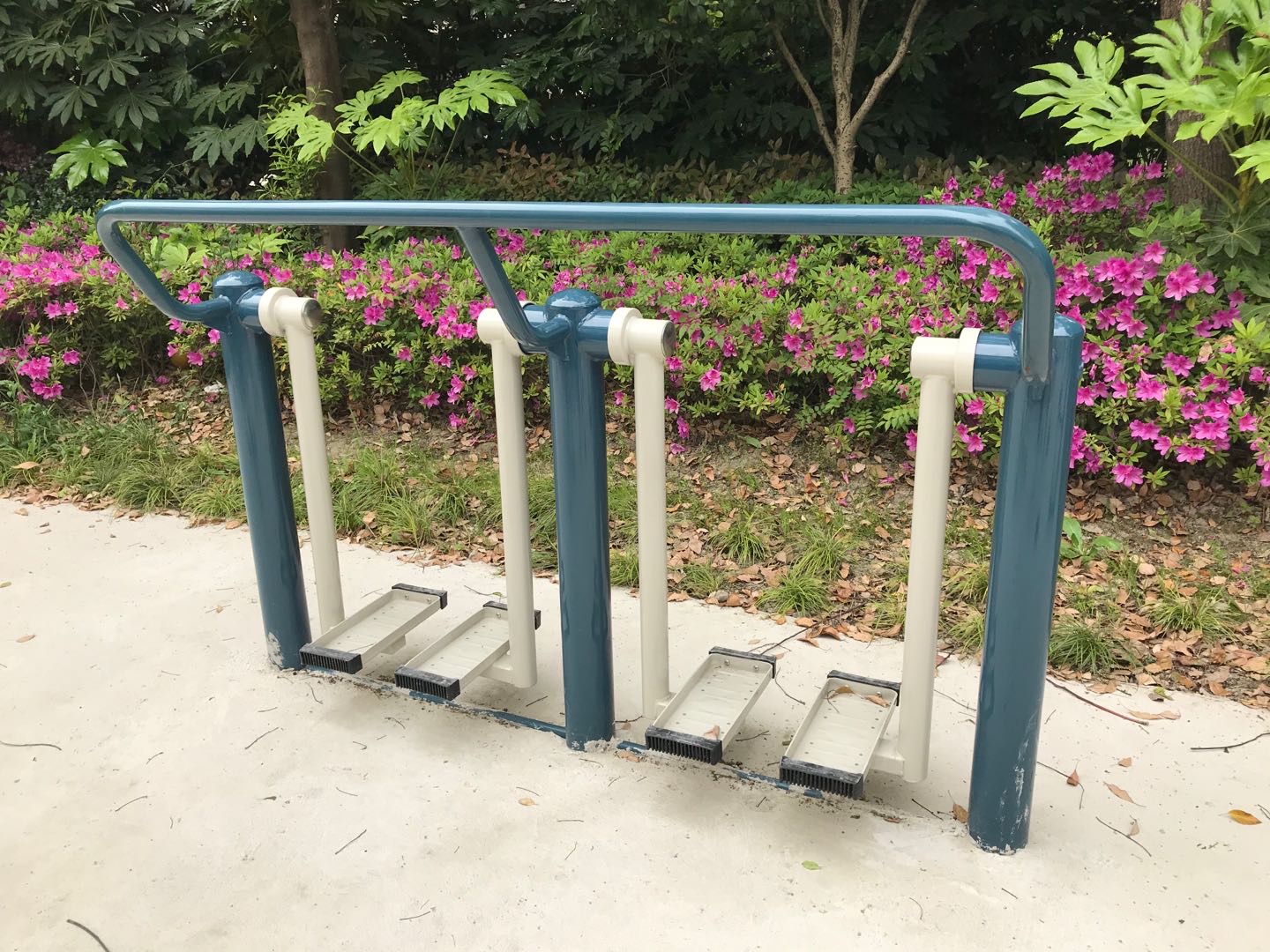 二位太空漫步機(jī)