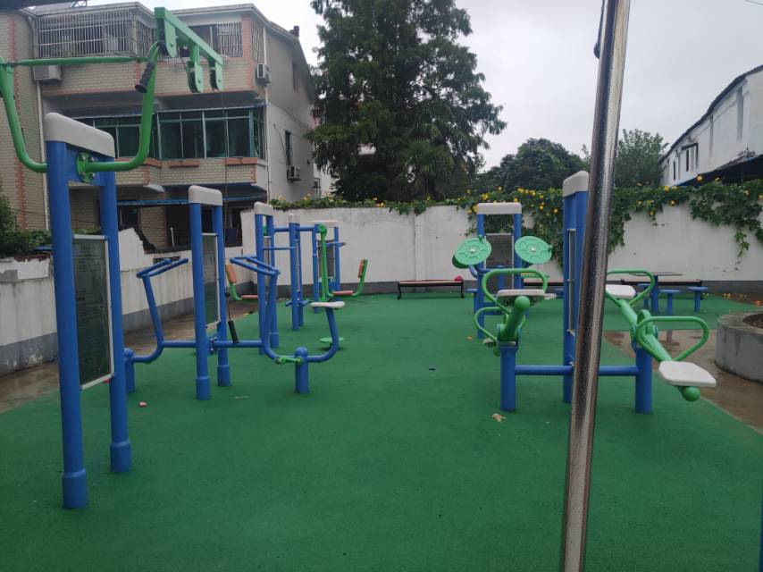 第一居委會(huì)鶴江路健身益智點(diǎn)