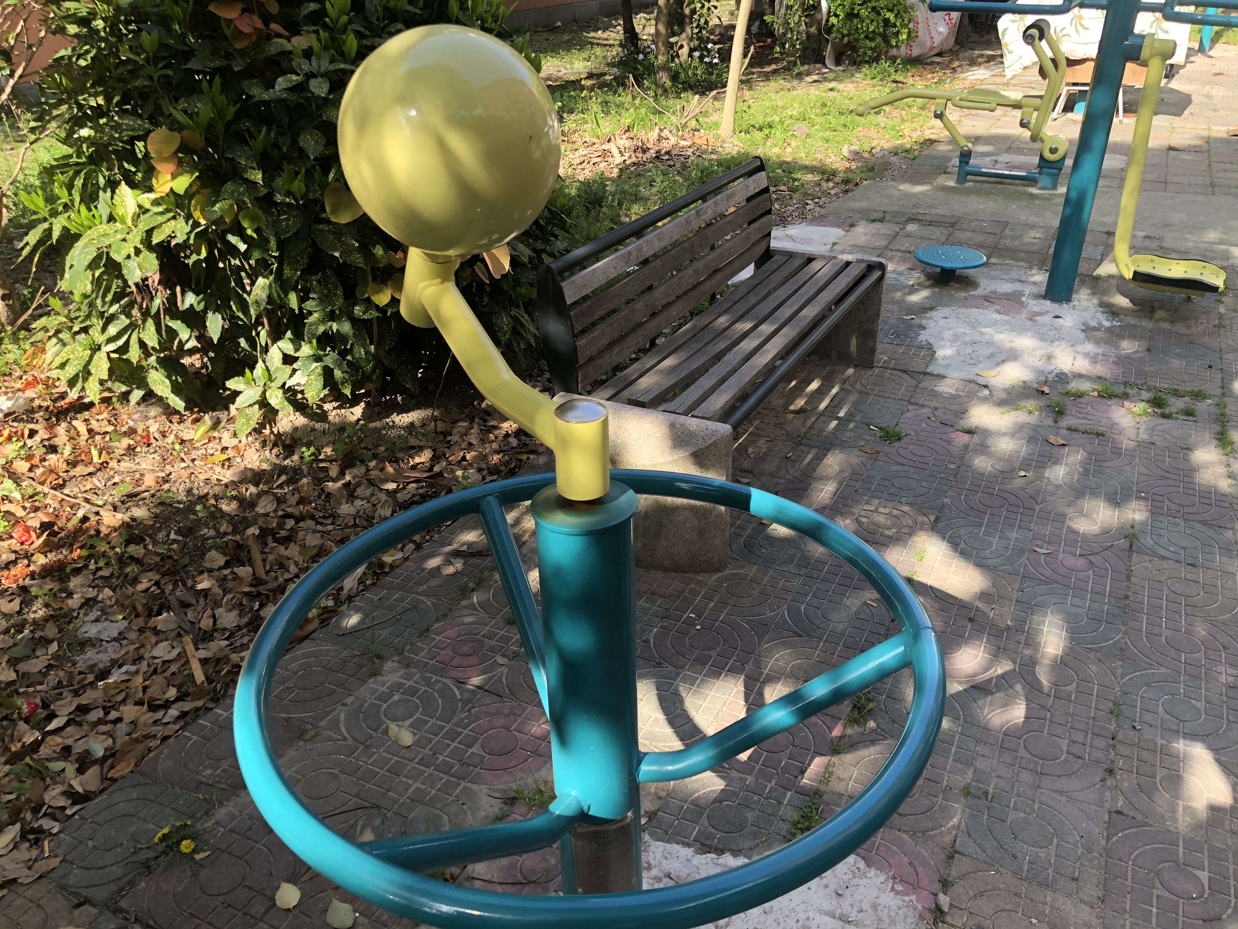 嚴(yán)中路173弄健身點(diǎn)