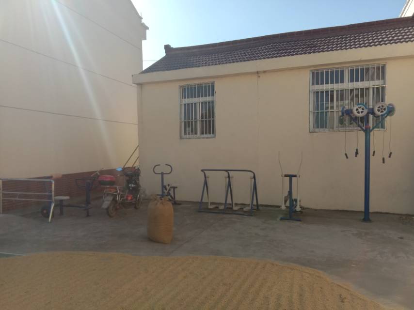 紅三村村部1018號健身路徑