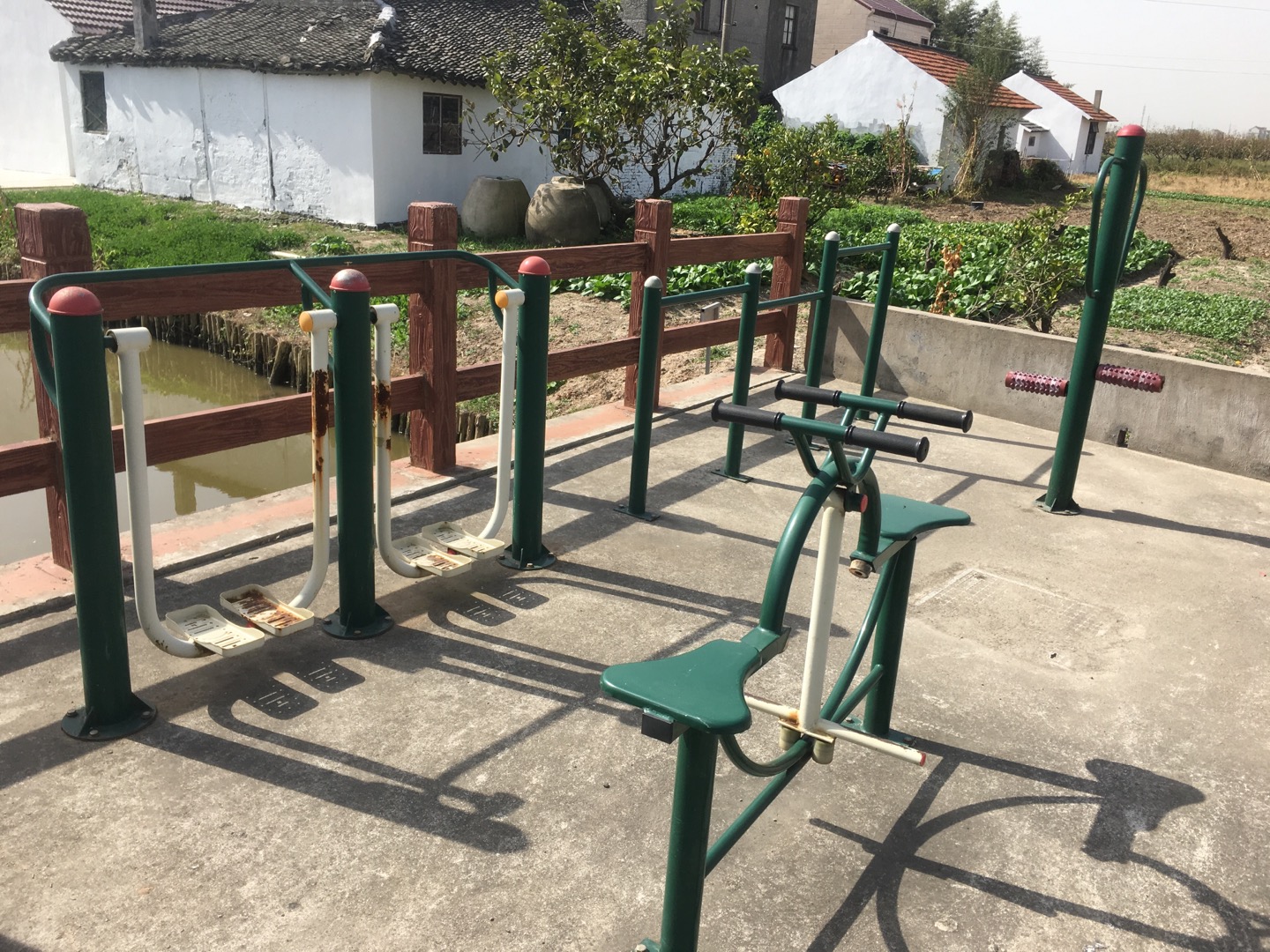 老港鎮(zhèn)欣河村民委員會(huì)鐵橋11組健身苑點(diǎn)