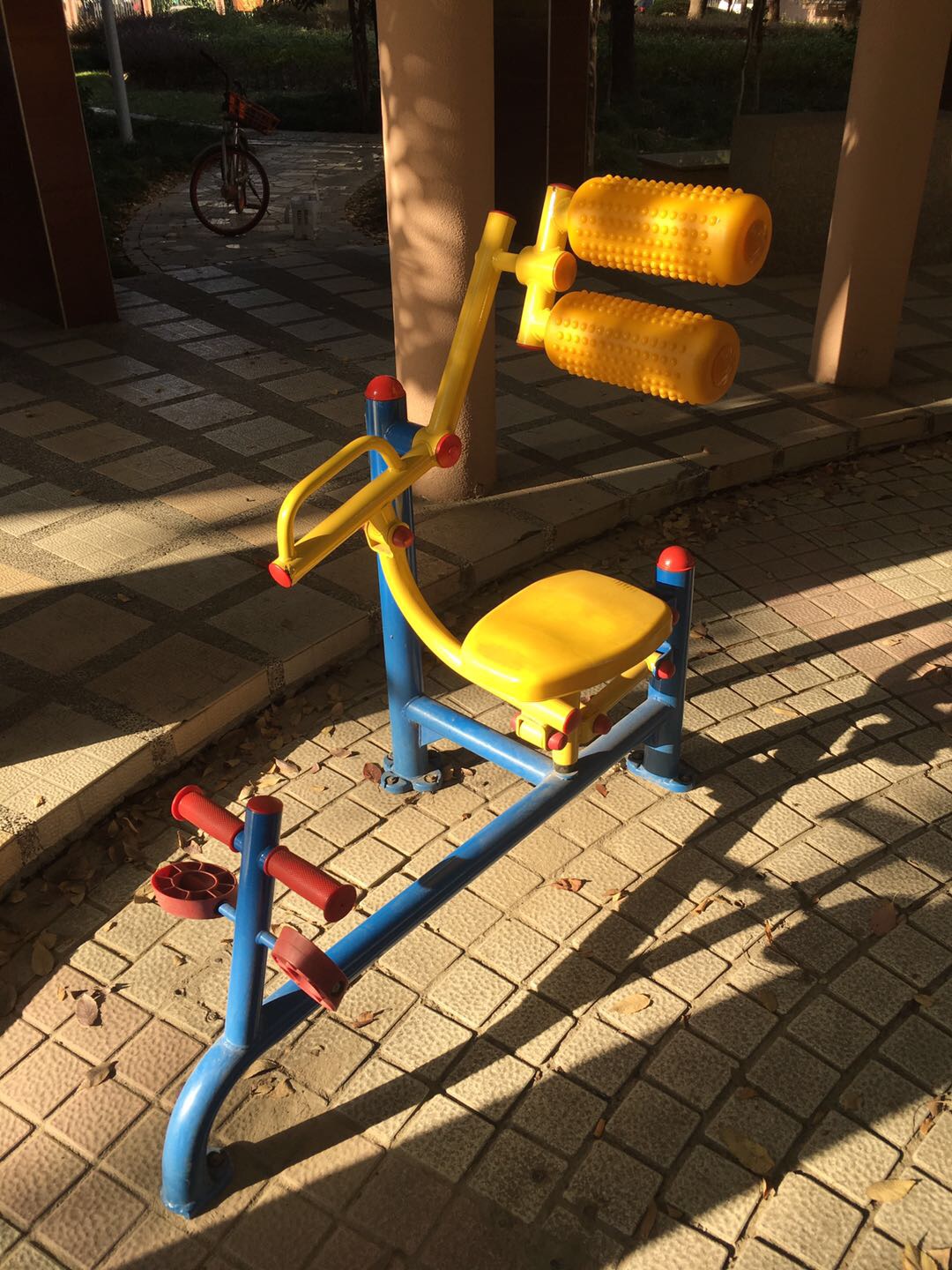 自重腹背鍛煉器