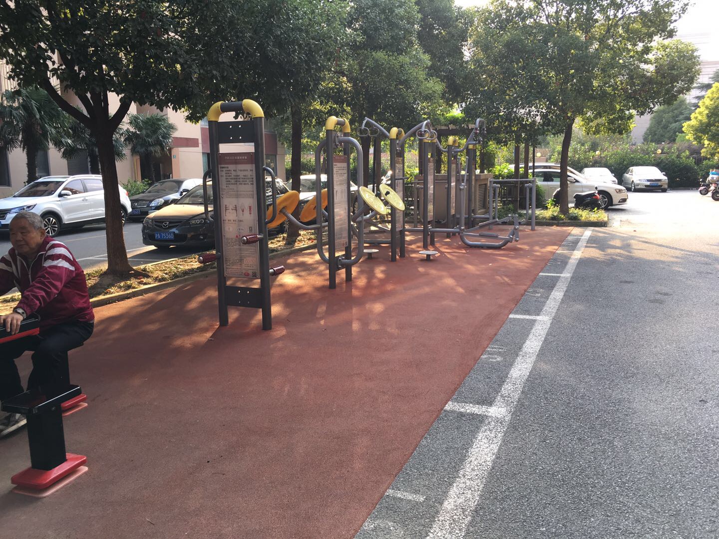 場(chǎng)中二居委益智健身點(diǎn)