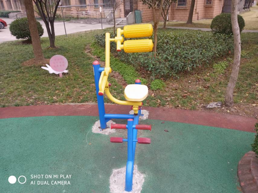 自重腰腹鍛煉器