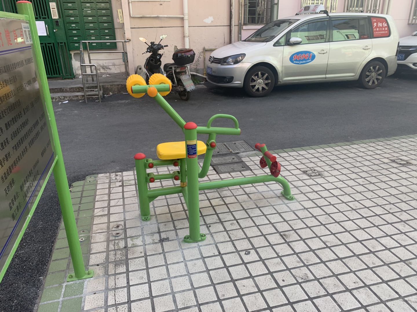 自重腹背鍛煉器