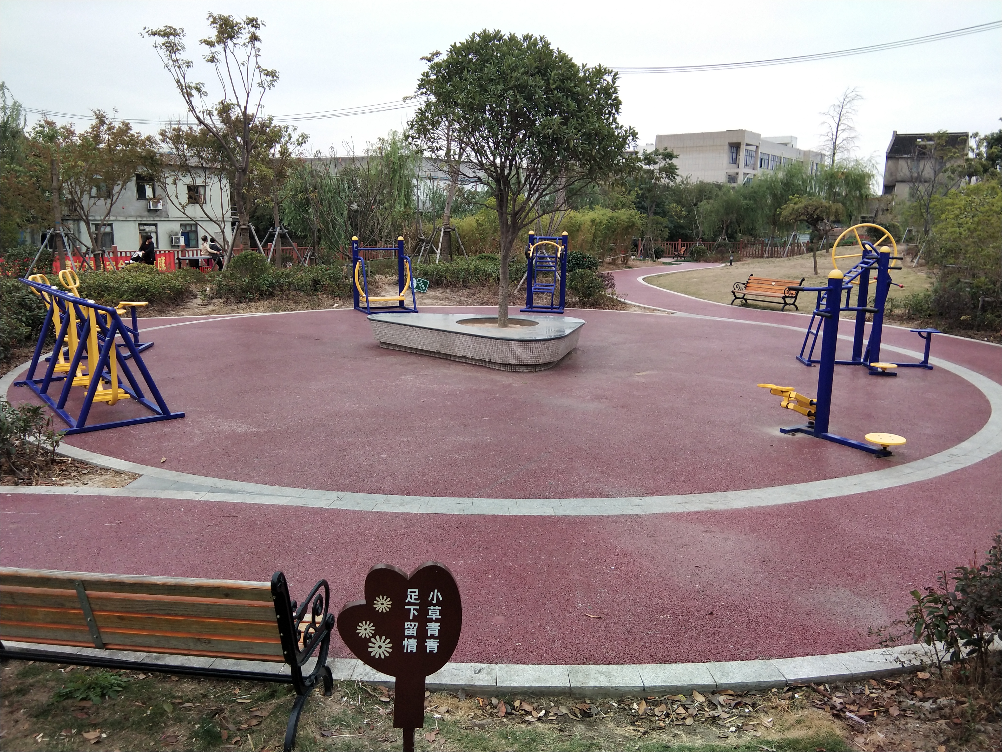 坦直繽紛社區(qū)健身苑點(diǎn)